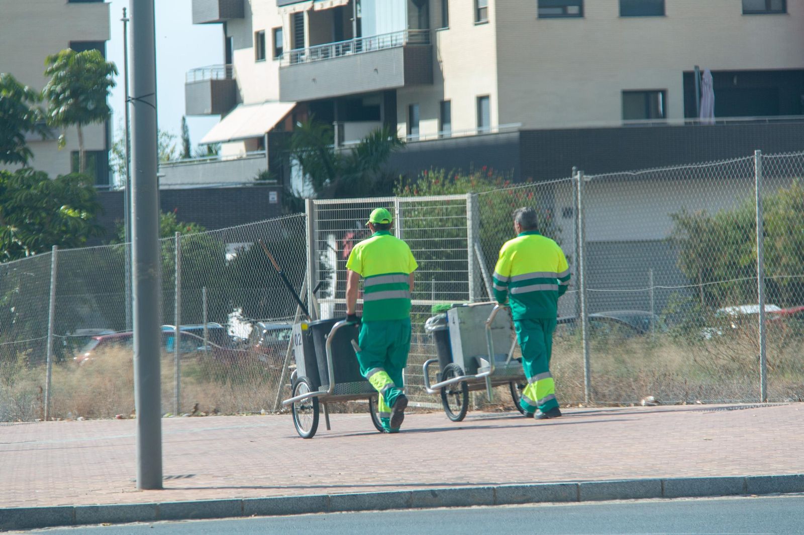 Dos trabajadores del servicio de Limpieza por las calles de Motril