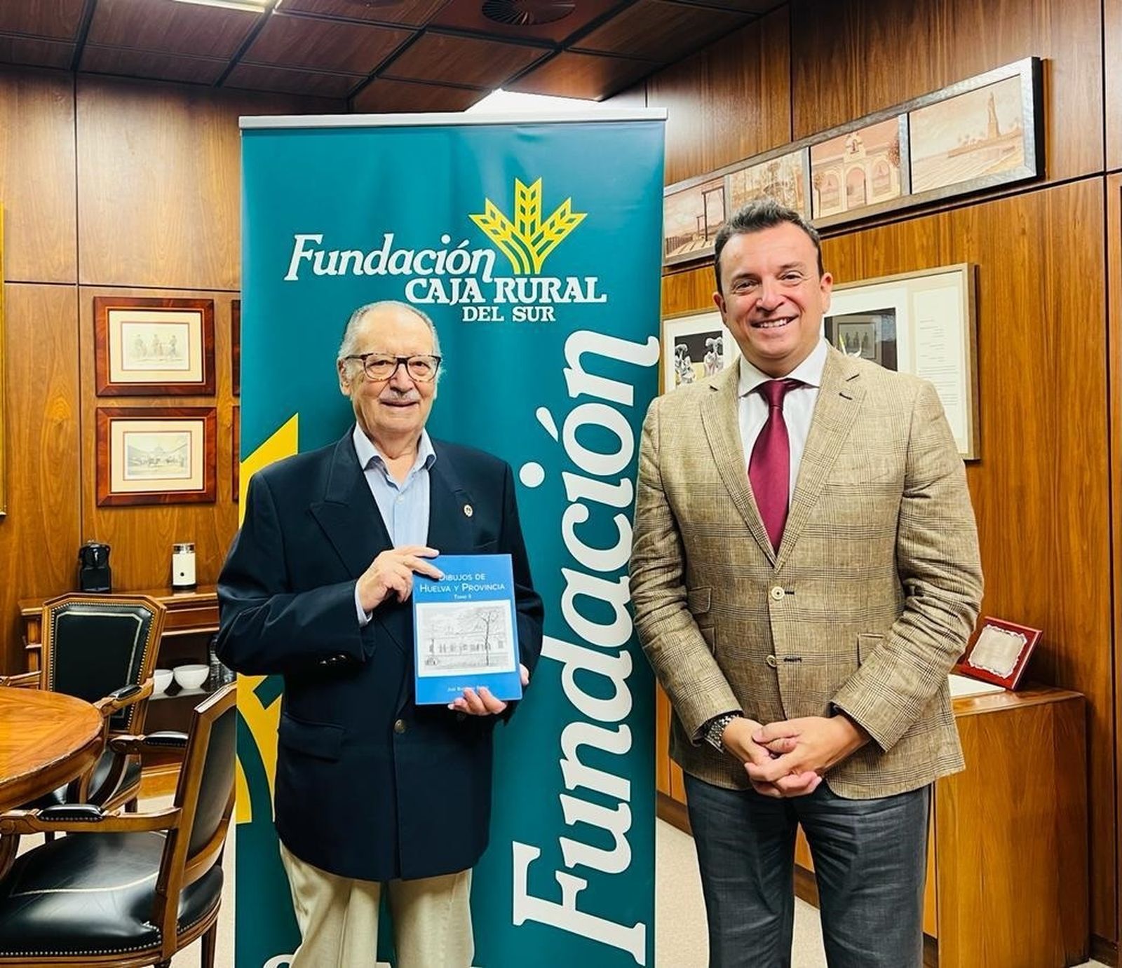 José Bacedoni (i), con el director de la Fundación Caja Rural del Sur, Emilio Ponce, en la presentación de su último libro editado por la entidad.