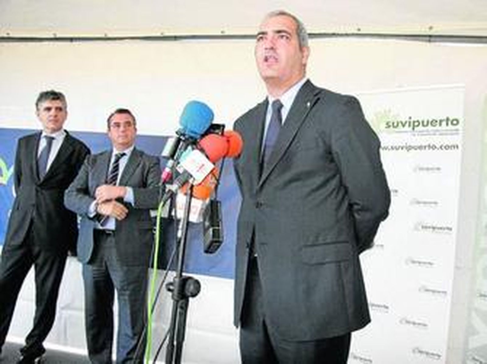 El concejal de Vivienda, junto al alcalde y el representante de Obesur, durante la presentación del proyecto de construcción de las VPO.