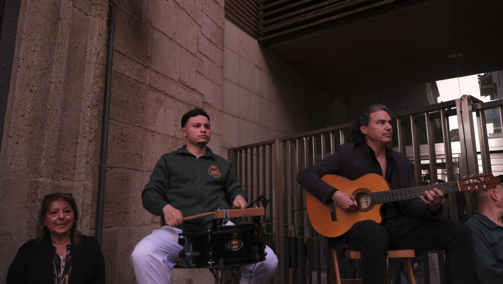 Estudiantes en la Semana Santa de Almería 2025