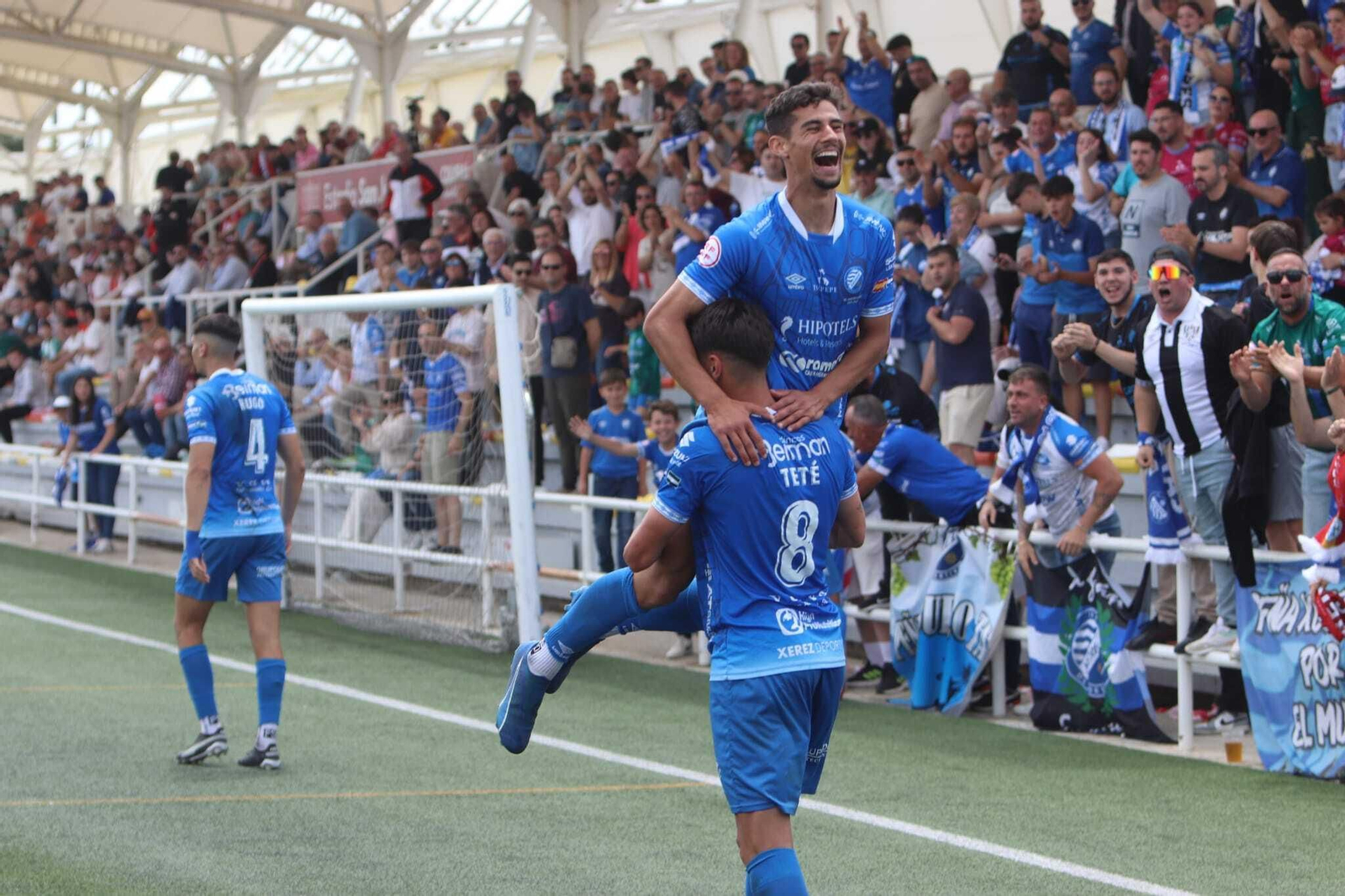 Teté levanta del suelo a Pablo González para celebrar el primer gol de ariete.