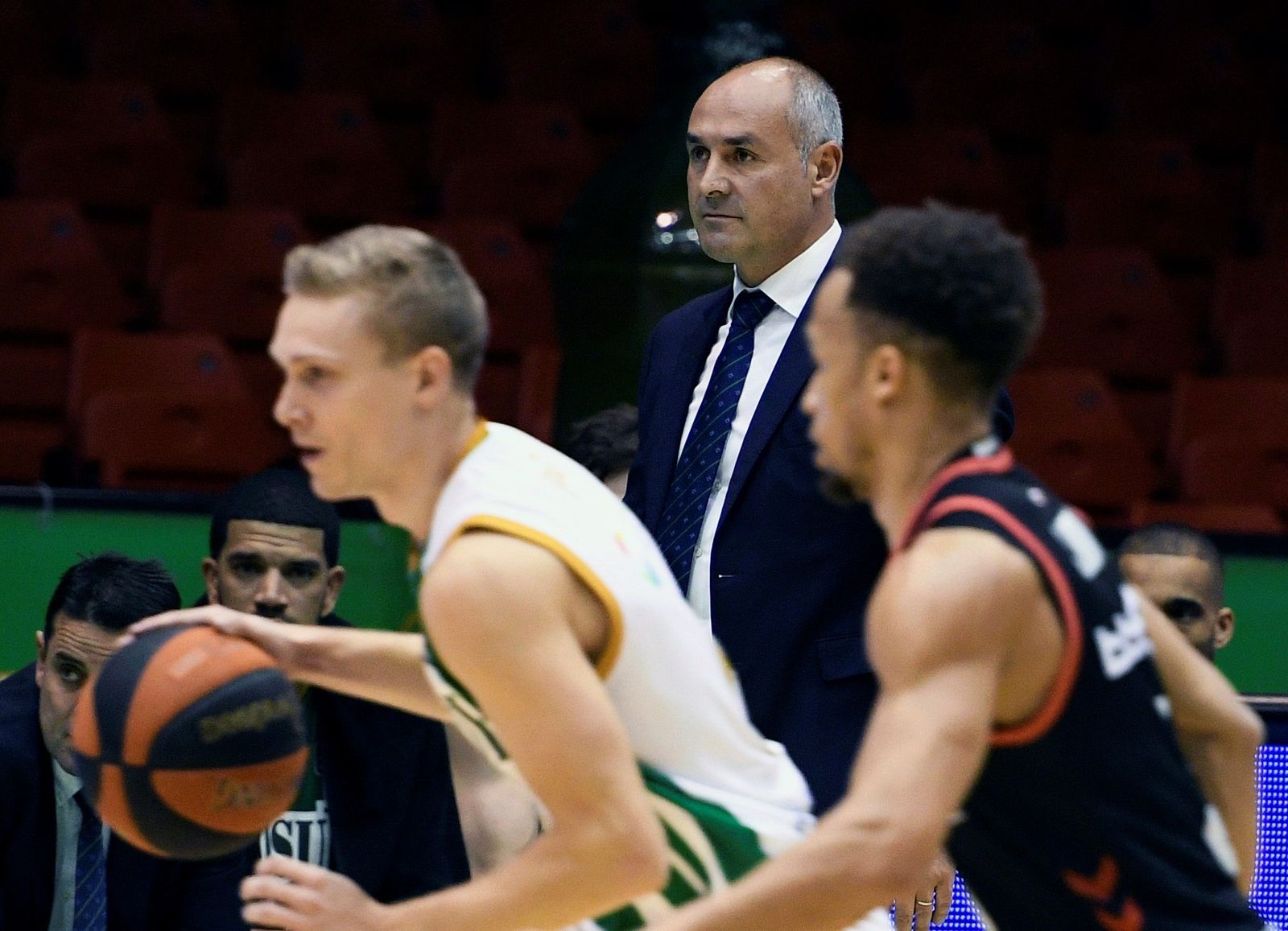 Curro Segura observa las evoluciones del encuentro ante el Bilbao Básket, con Jaylon Brown persiguiendo a Borg.