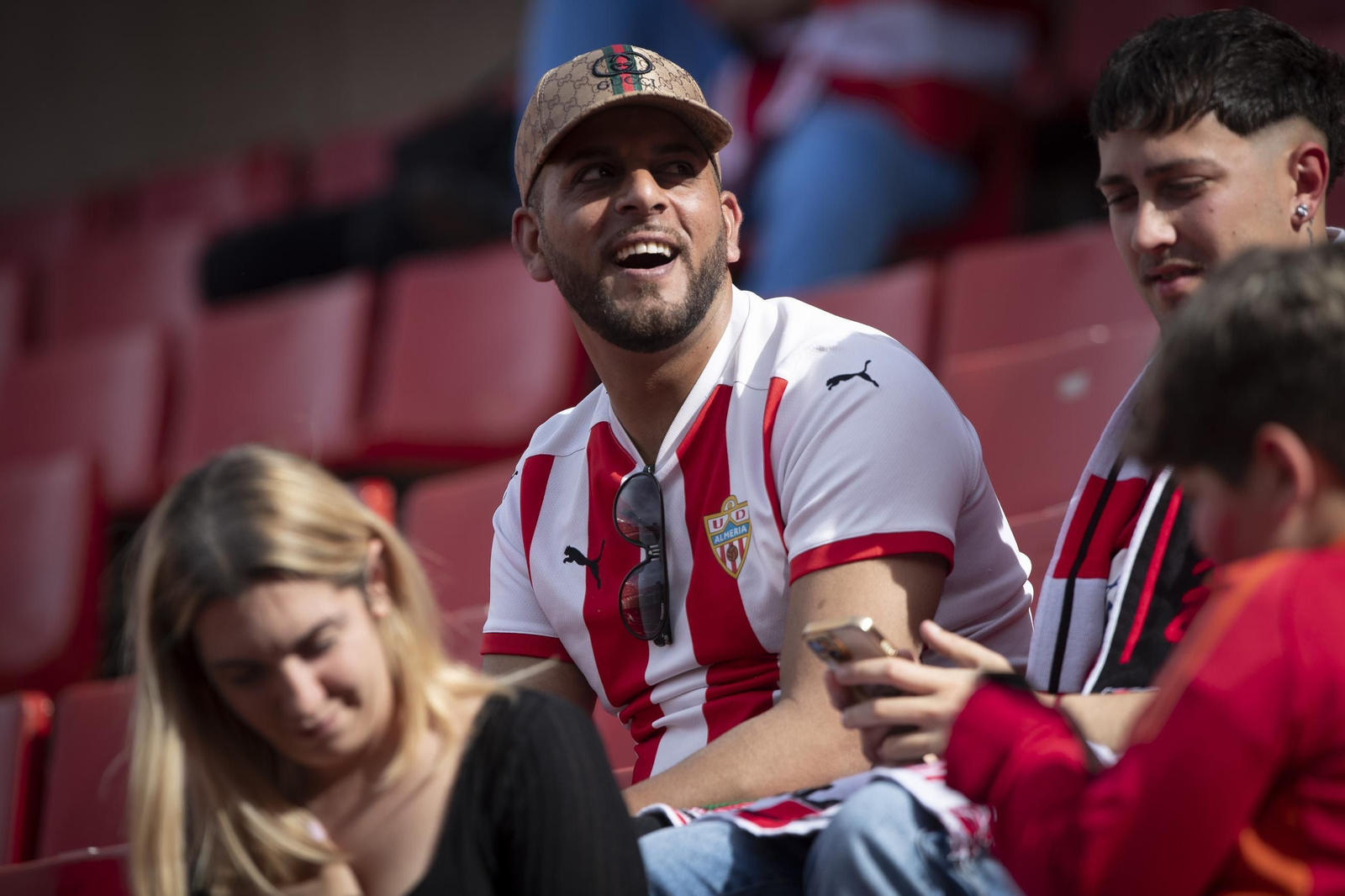 Encuéntrate en el recibimiento al Granada y la grada de Los Cármenes