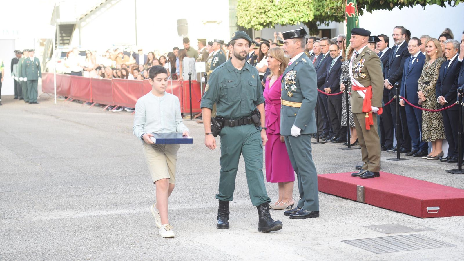 Mario Suanes tras recibir la condecoración junto a su padre.