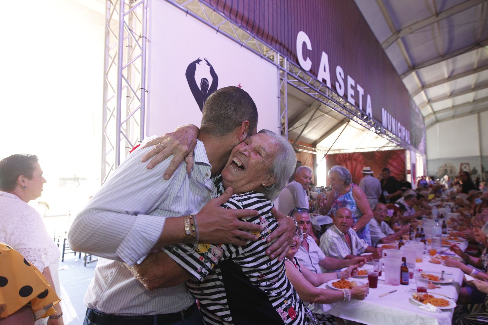 Fotogalería comida homenaje a los mayores. Feria de Almería 2019