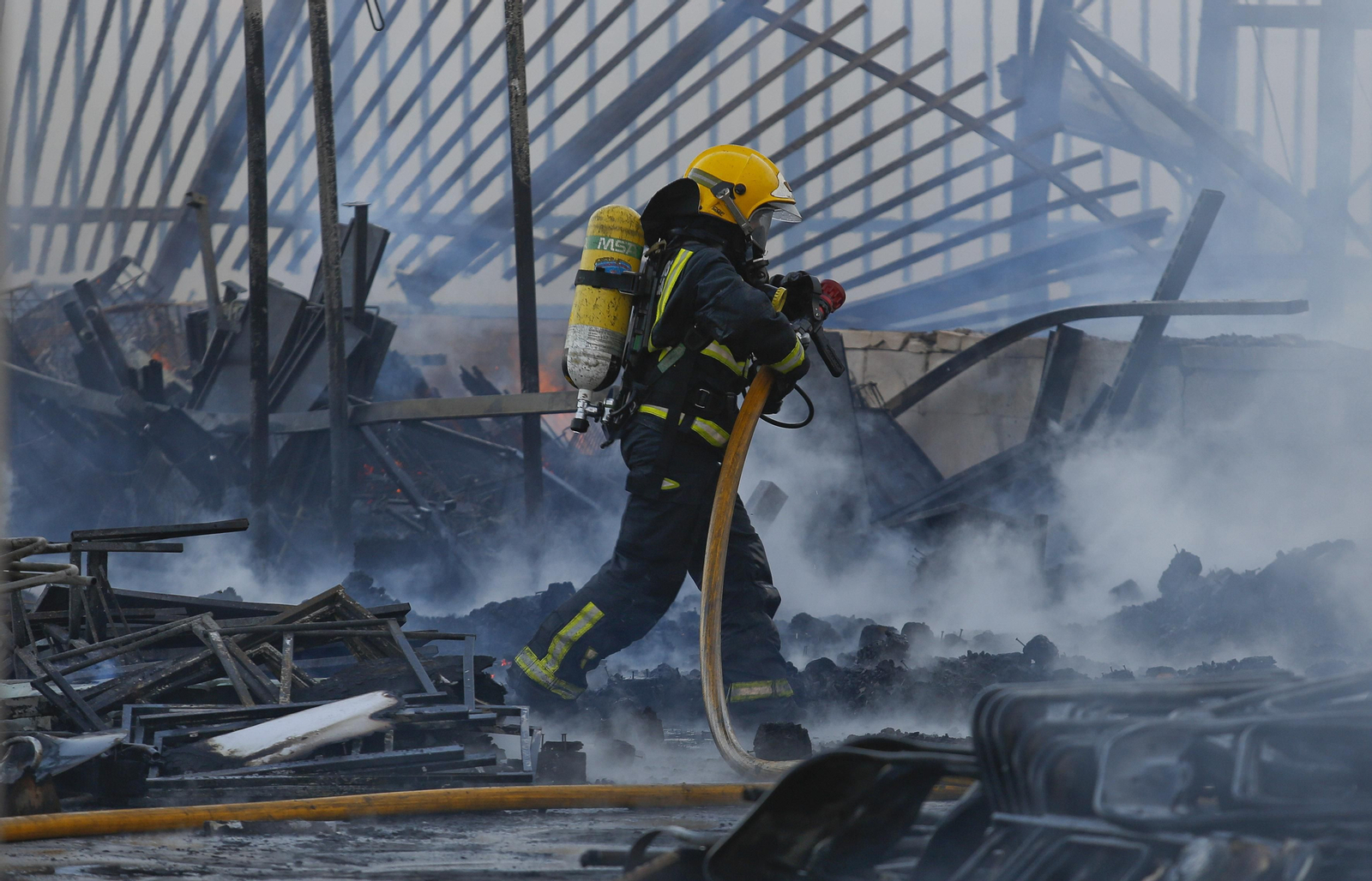 Un bombero durante un incendio en una imagen de archivo.