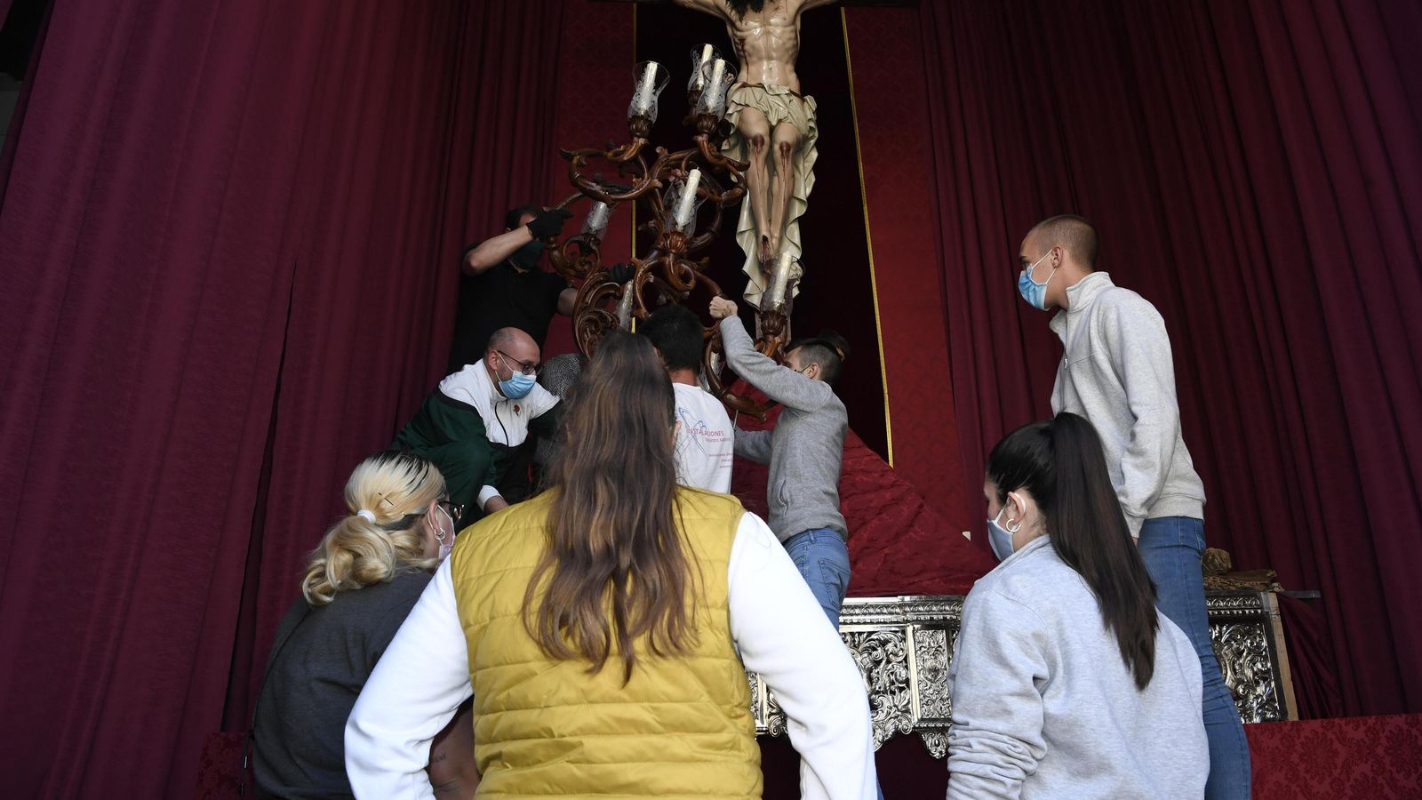 Los hermanos de Los Salesianos montando el altar para el próximo Jueves Santo