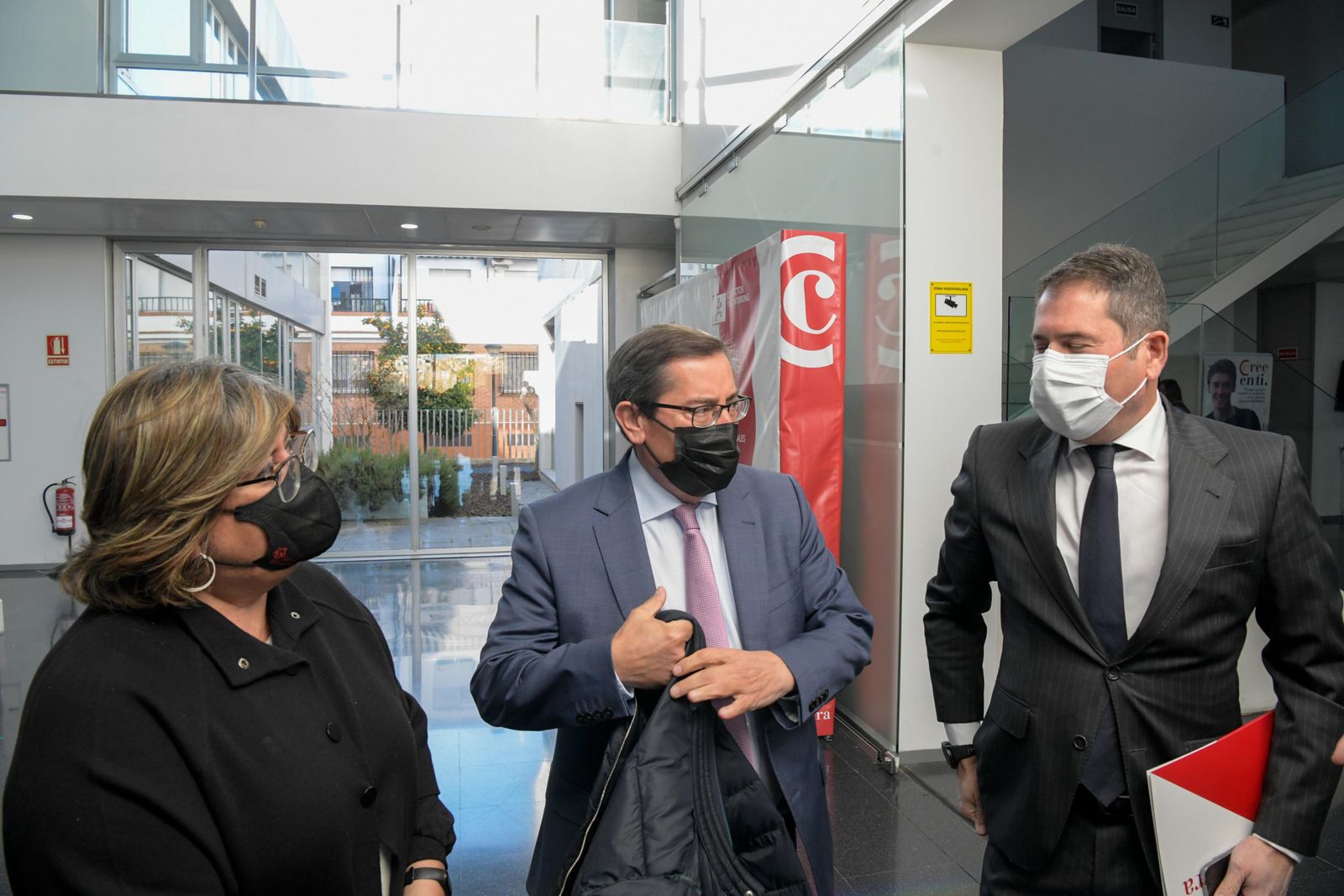 El presidente de la Diputación, José Entrena, la diputada Ana Muñoz y el presidente de Cámara Granada, Gerardo Cuerva