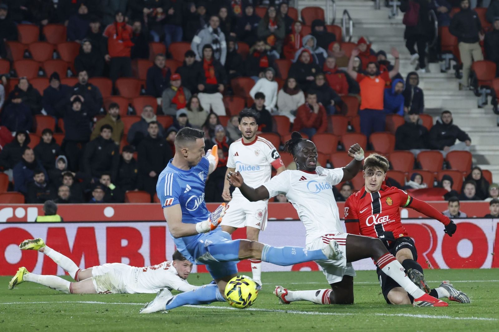 Pablo Torre marca el 4-1 ante Vlachodimos.