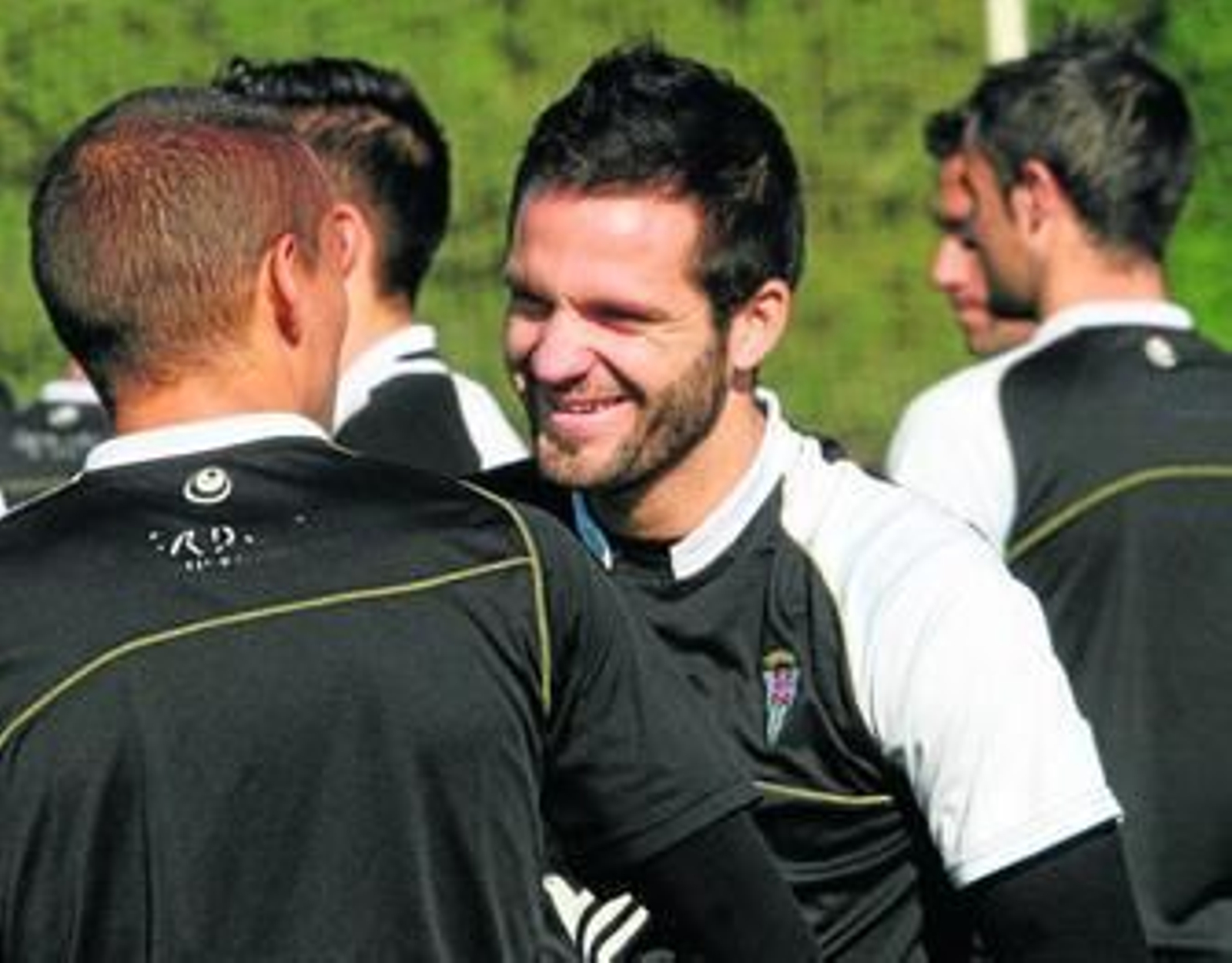 Jorge Luque y Usero bromean durante un entrenamiento en la Ciudad Deportiva Rafael Gómez.