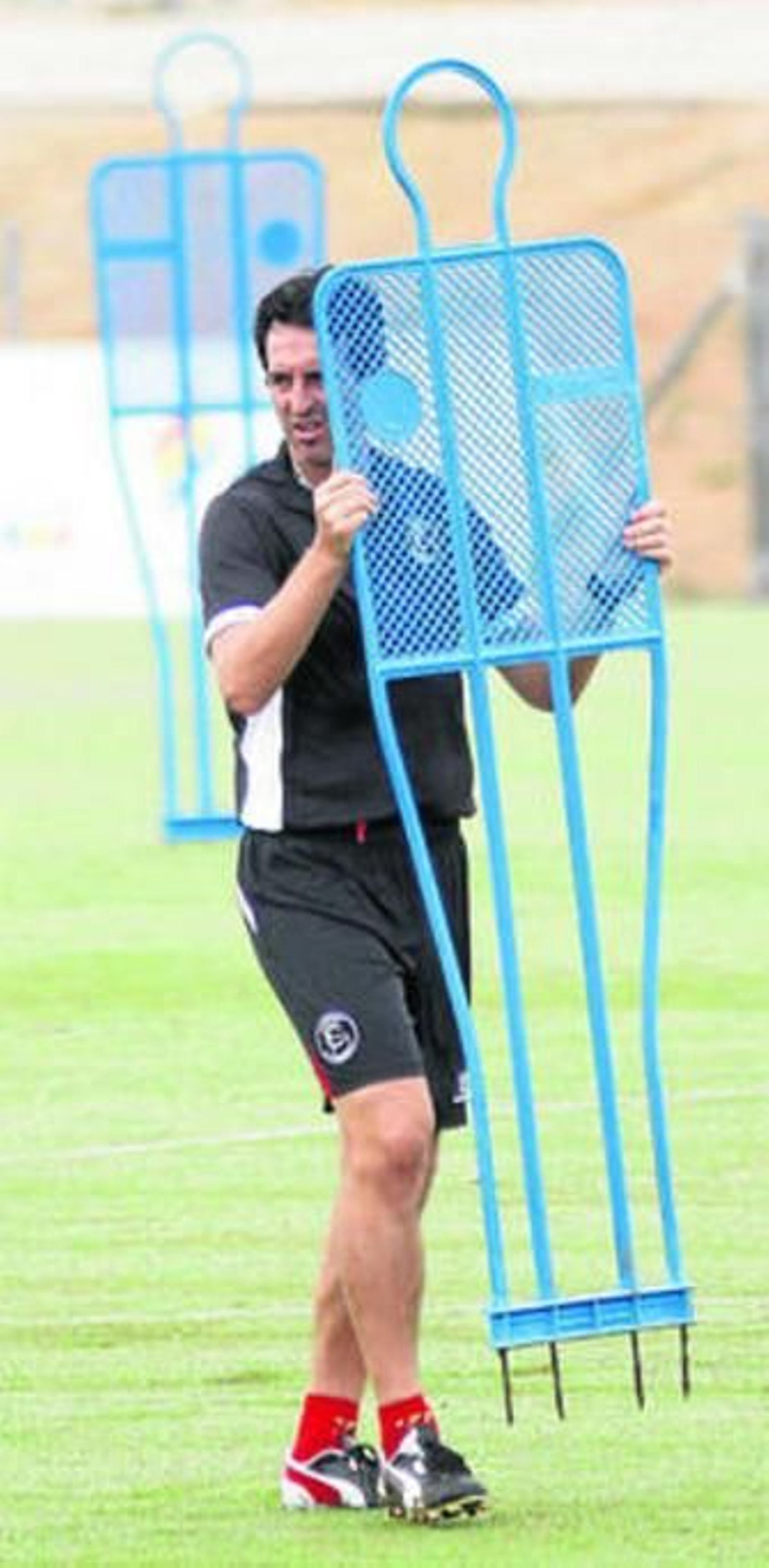Emery sitúa un muñeco para un ejercicio en la sesión previa.