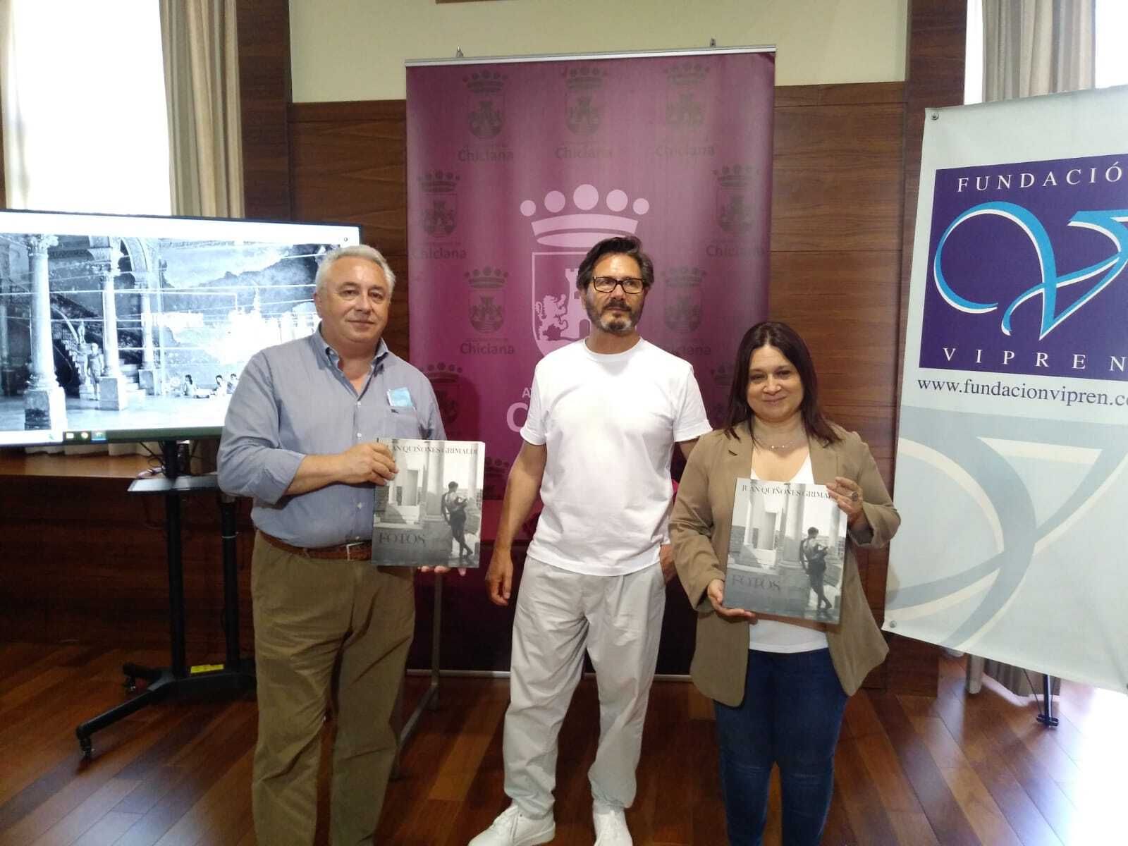 La delegada municipal de Cultura, Susana Rivas; el presidente de la Fundación Vipren, Miguel González, y el artista local, Juan Quiñones Grimaldi.