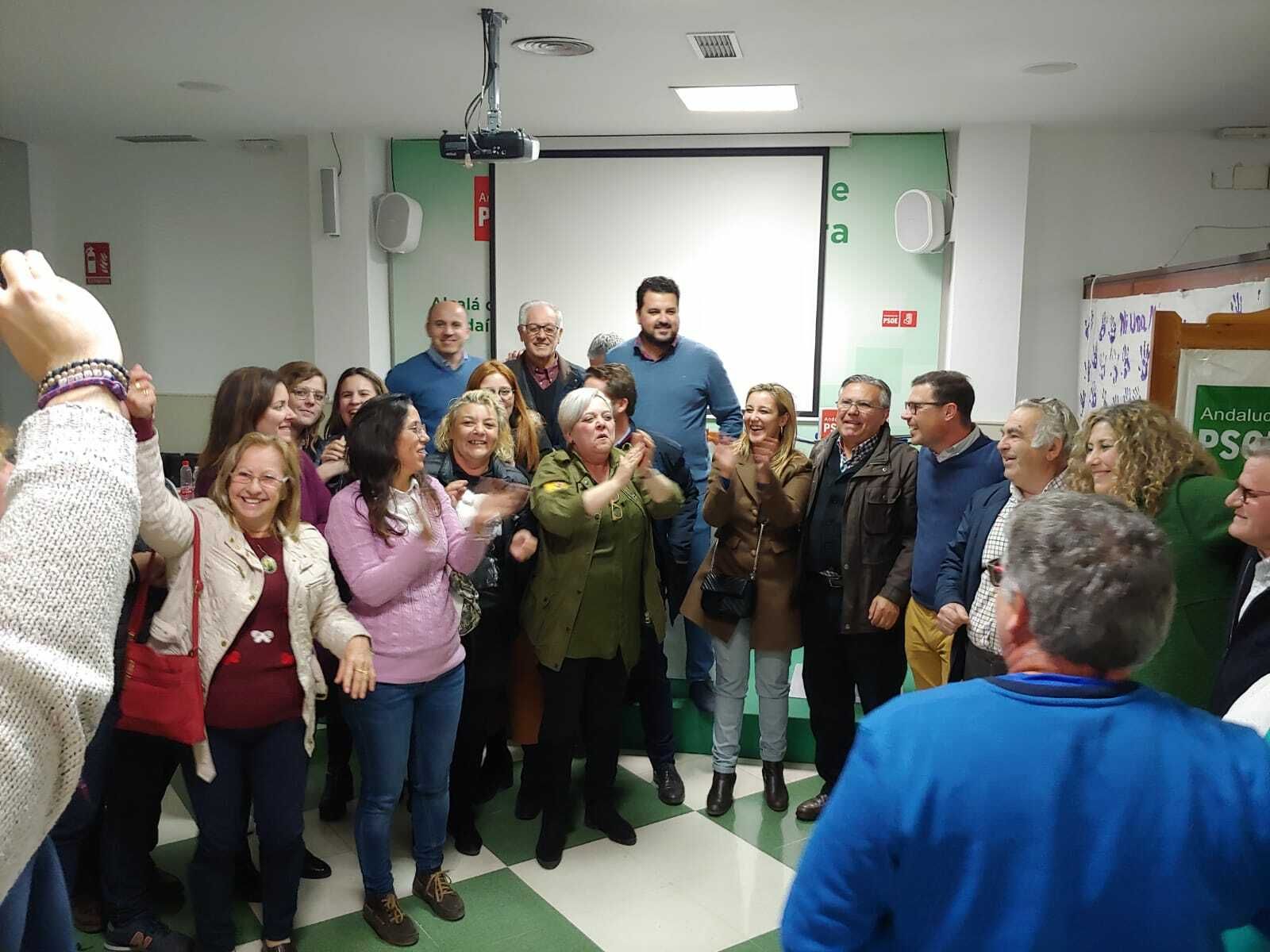 Miembros del PSOE, aplaudiendo junto a la alcaldesa y secretaria local, Ana Isabel Jiménez,  tras la asamblea.
