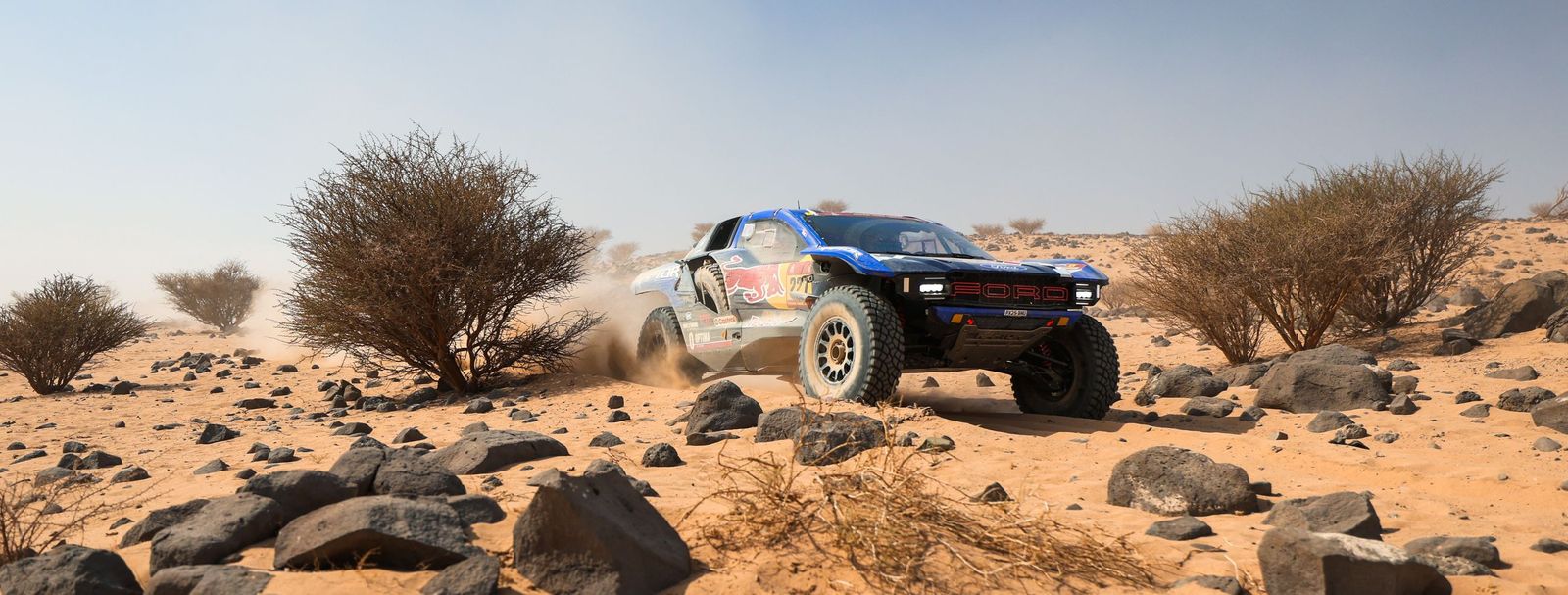 El Ford de Nani Roma atraviesa una zona con grandes piedras durante la undécima etapa.
