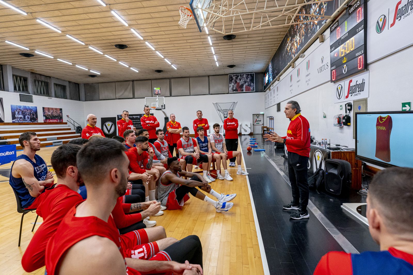 Alberto Díaz, Darío Brizuela y Jonathan Barreiro, a las órdenes de Scariolo en Bolonia