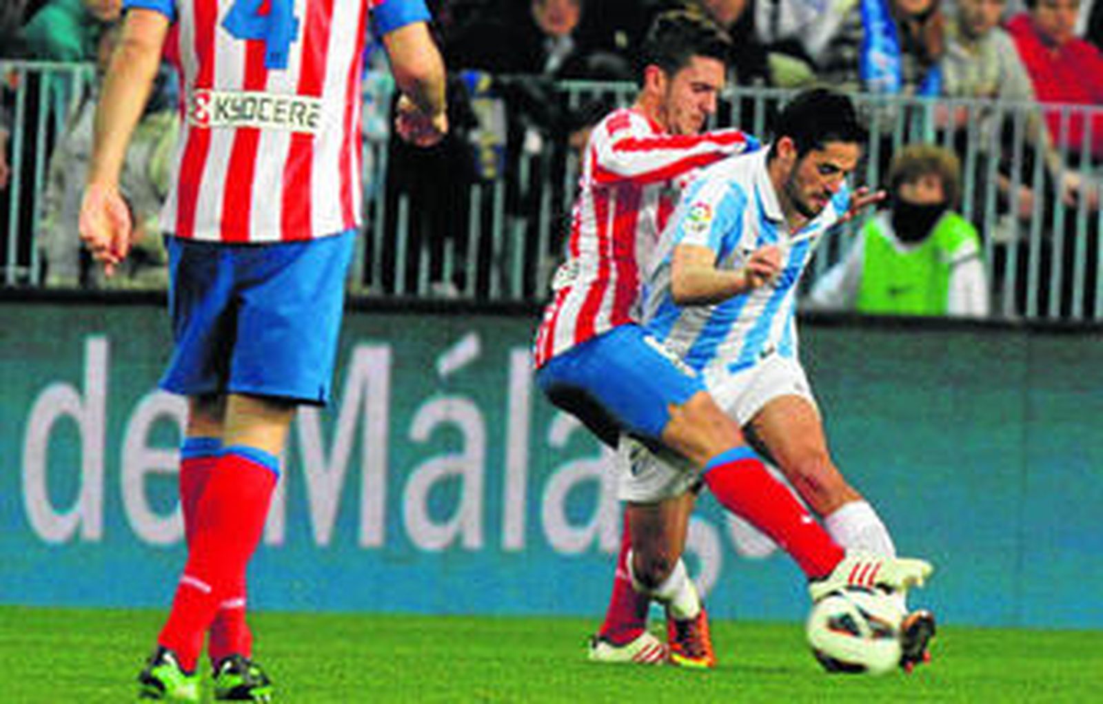 Isco intenta zafarse del marcaje de Cristian Rodríguez.