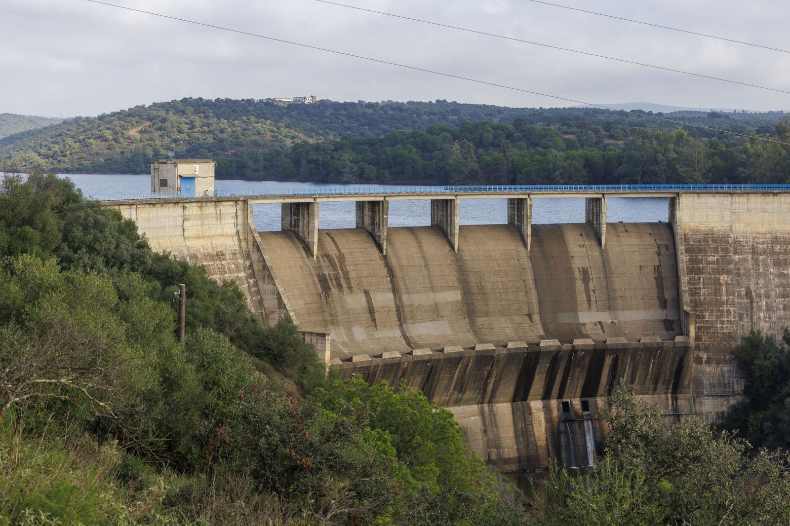 Embalse de El Gergal en la localidad de Guillena, al límite de su capacidad.
