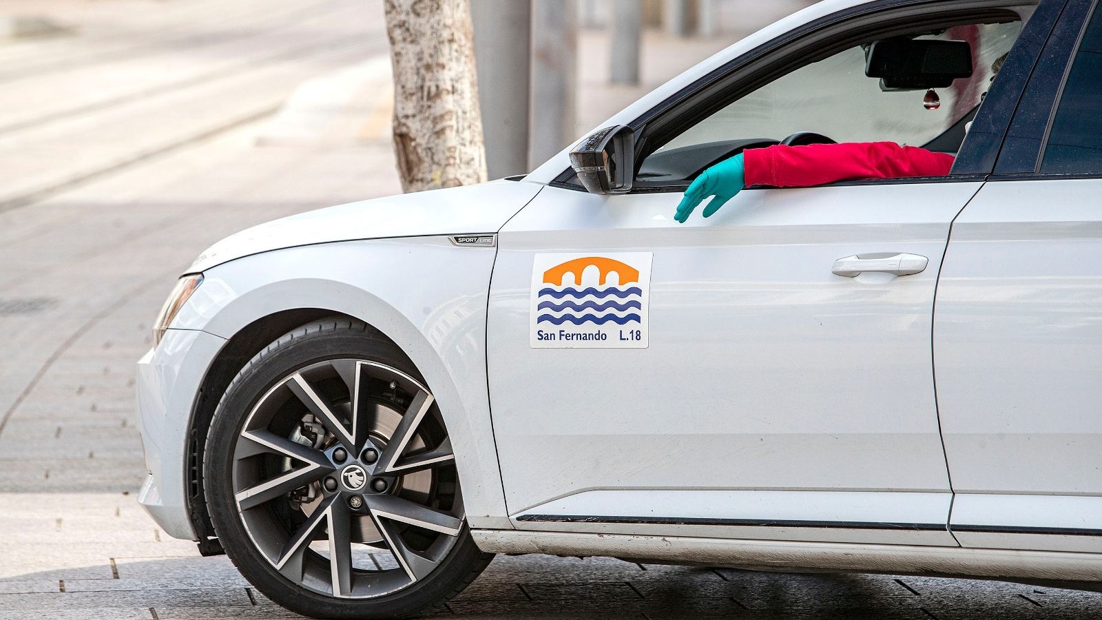 Un taxista con guantes en San Fernando, durante las semanas de confinamiento.