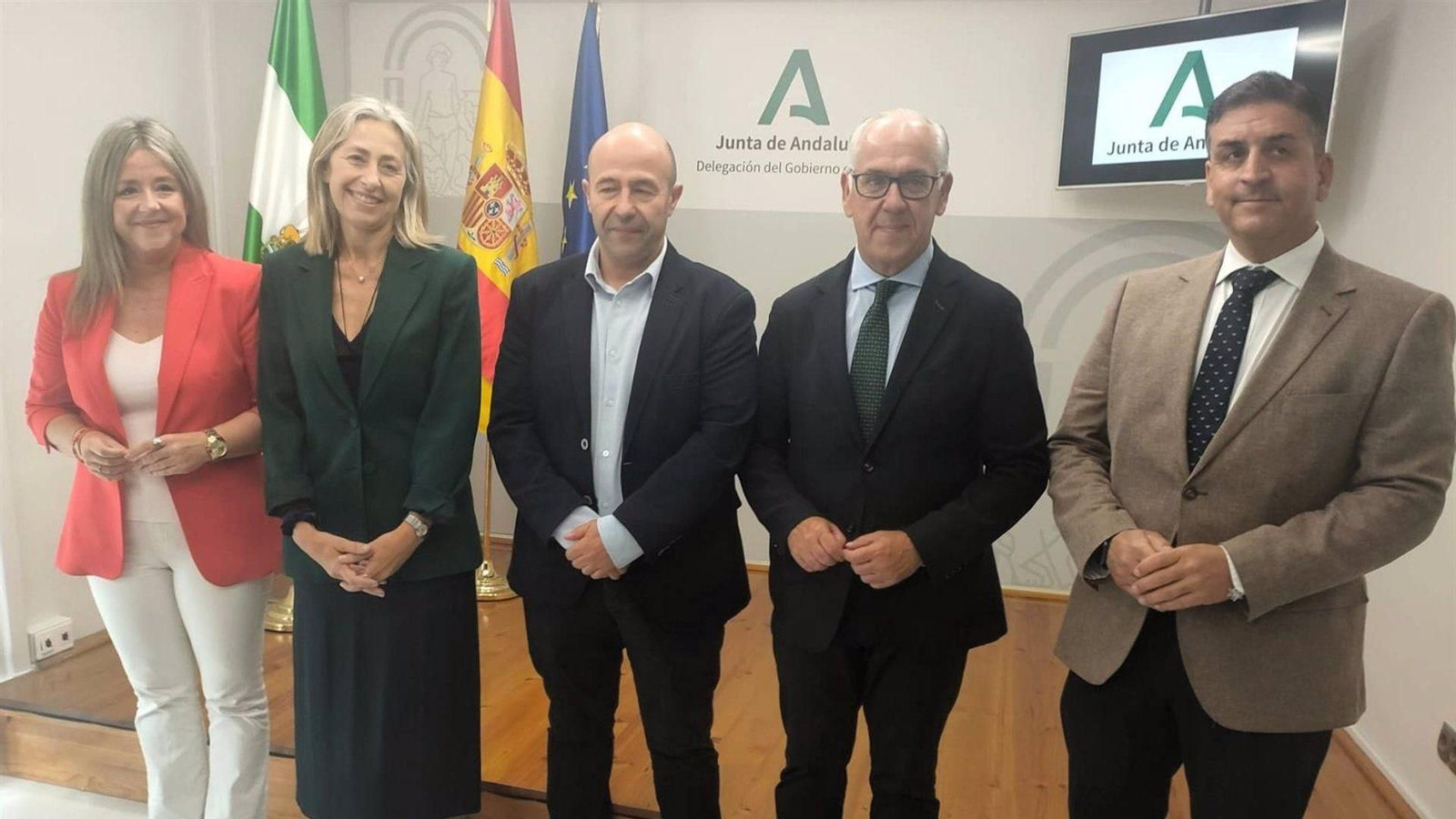 Rocío Hernández y José Luis Olivares (2 y 3 i) antes de la reunión.