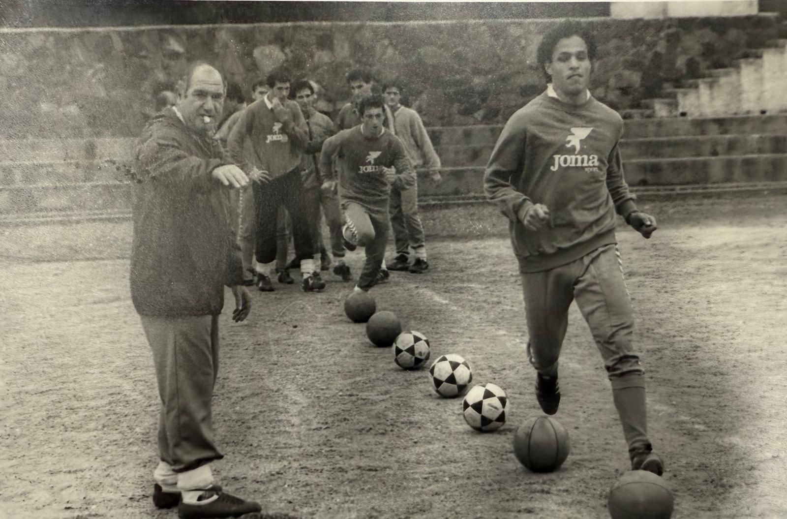 Manolo Cardo dirige un entrenamiento del Recreativo en la temporada 87/88.