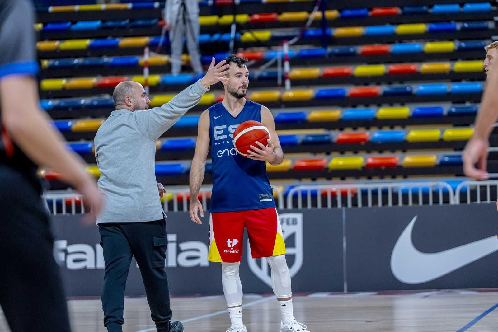 Alberto Díaz, Francis Alonso y Paco Aurioles, en la primera España de Chus Mateo