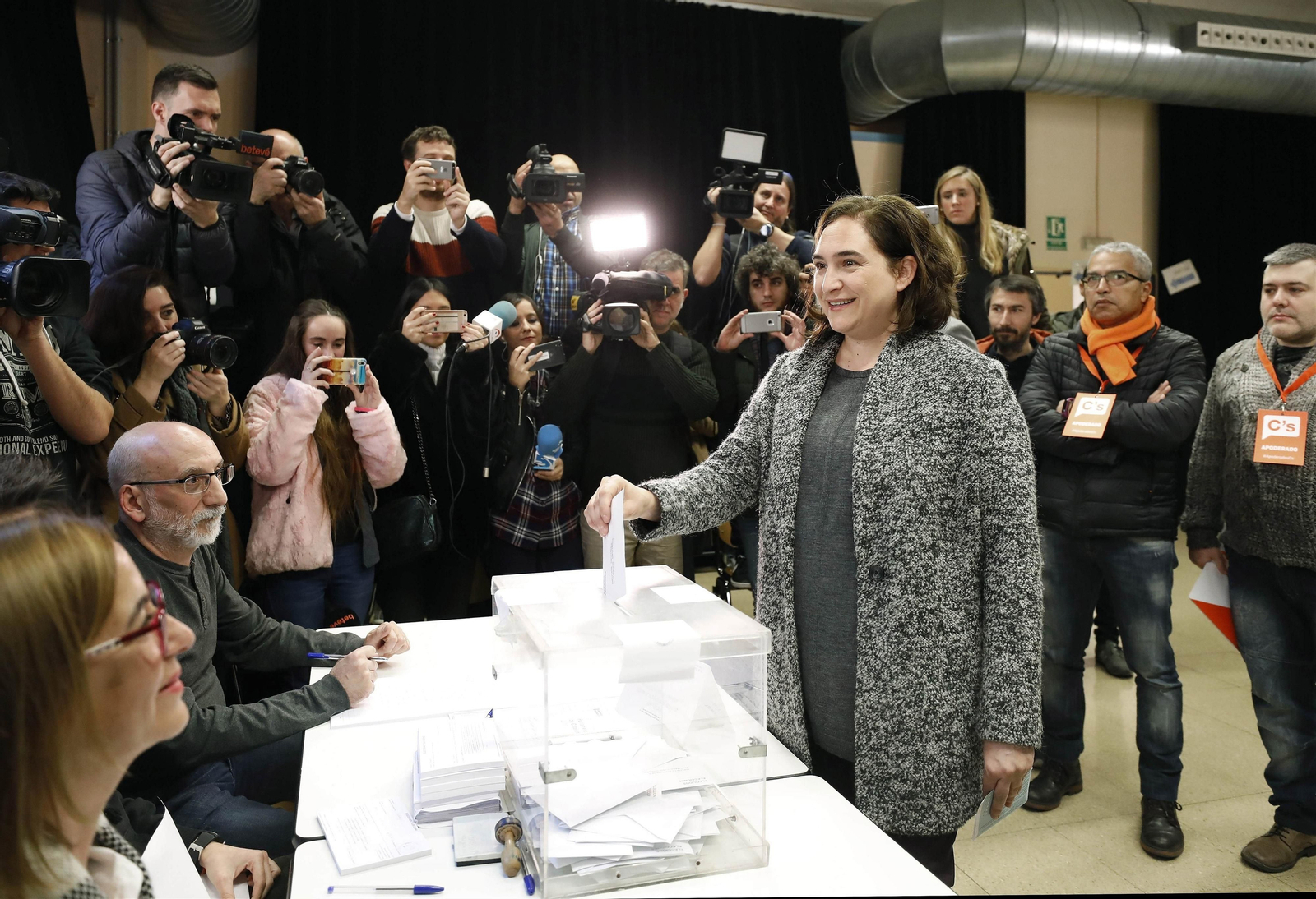 La alcaldesa de Barcelona, Ada Colau, deposita su voto