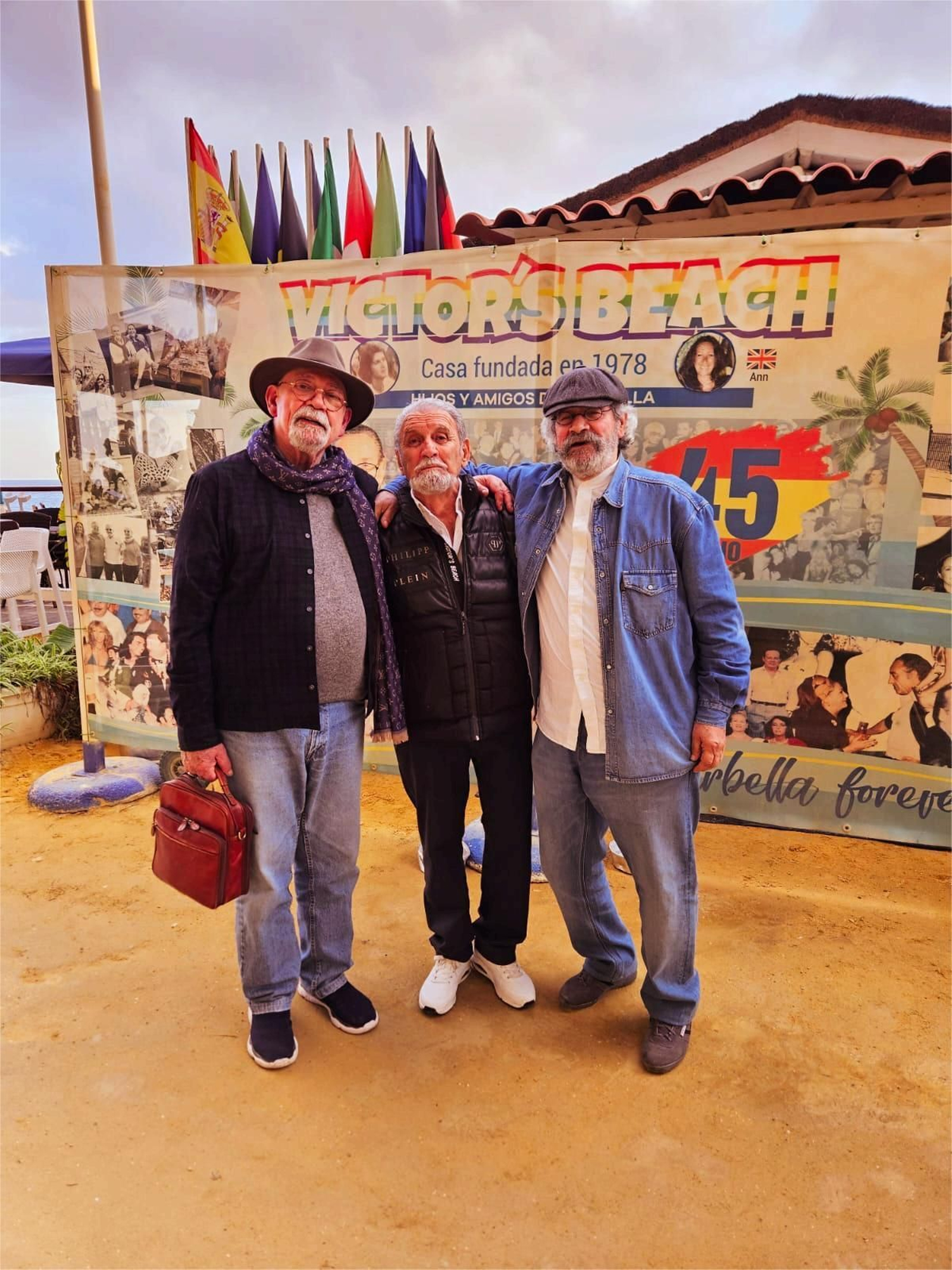 A las puertas del chiringuito con dos amigos. A las puertas del chiringuito con dos amigos.