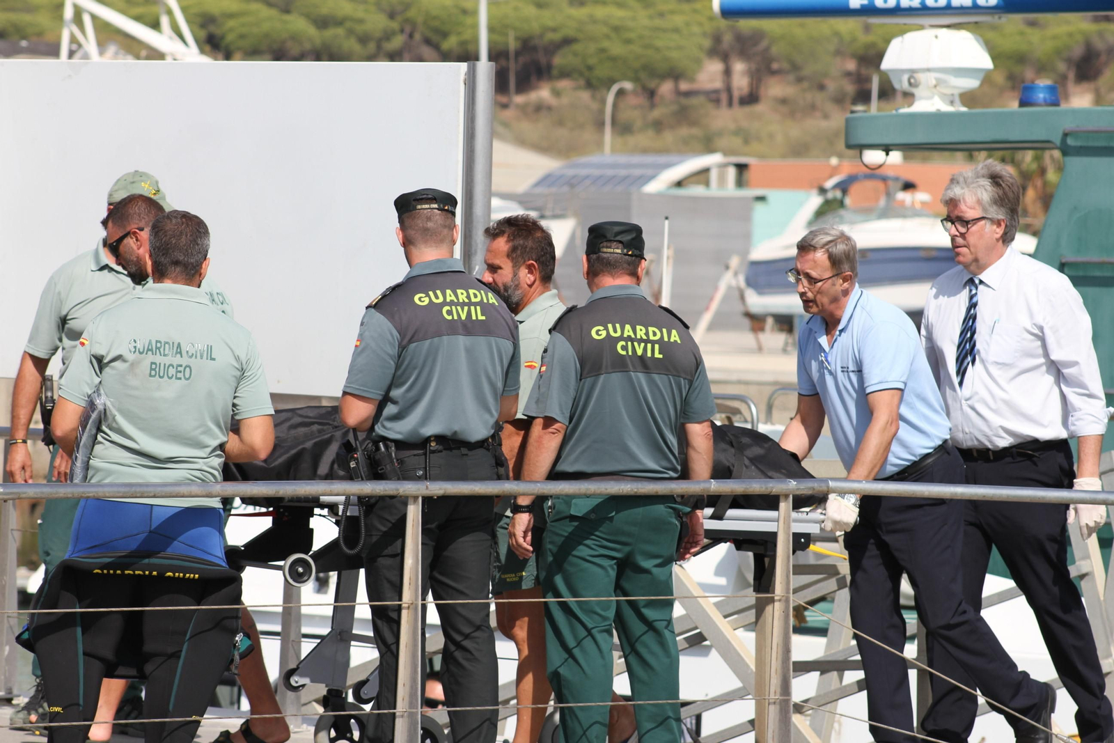 El cuerpo de Luis Díaz, en su traslado en el puerto de Barbate.