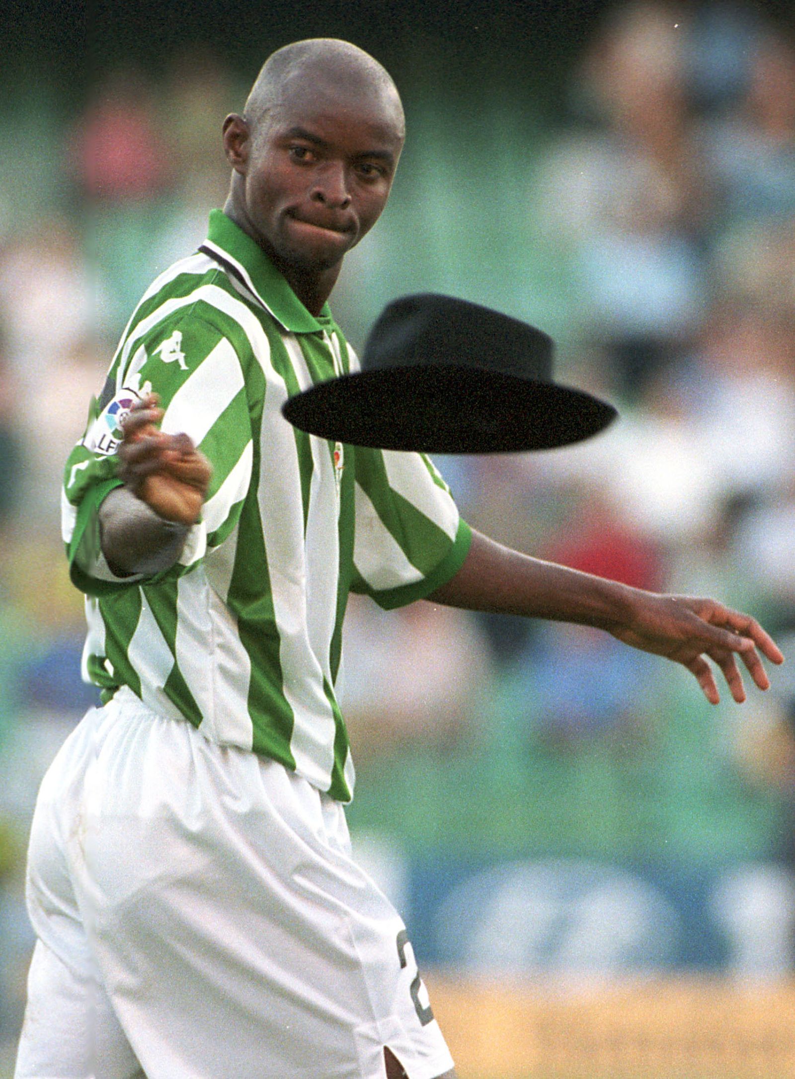 Finidi celebra un gol con su clásico sombrero.