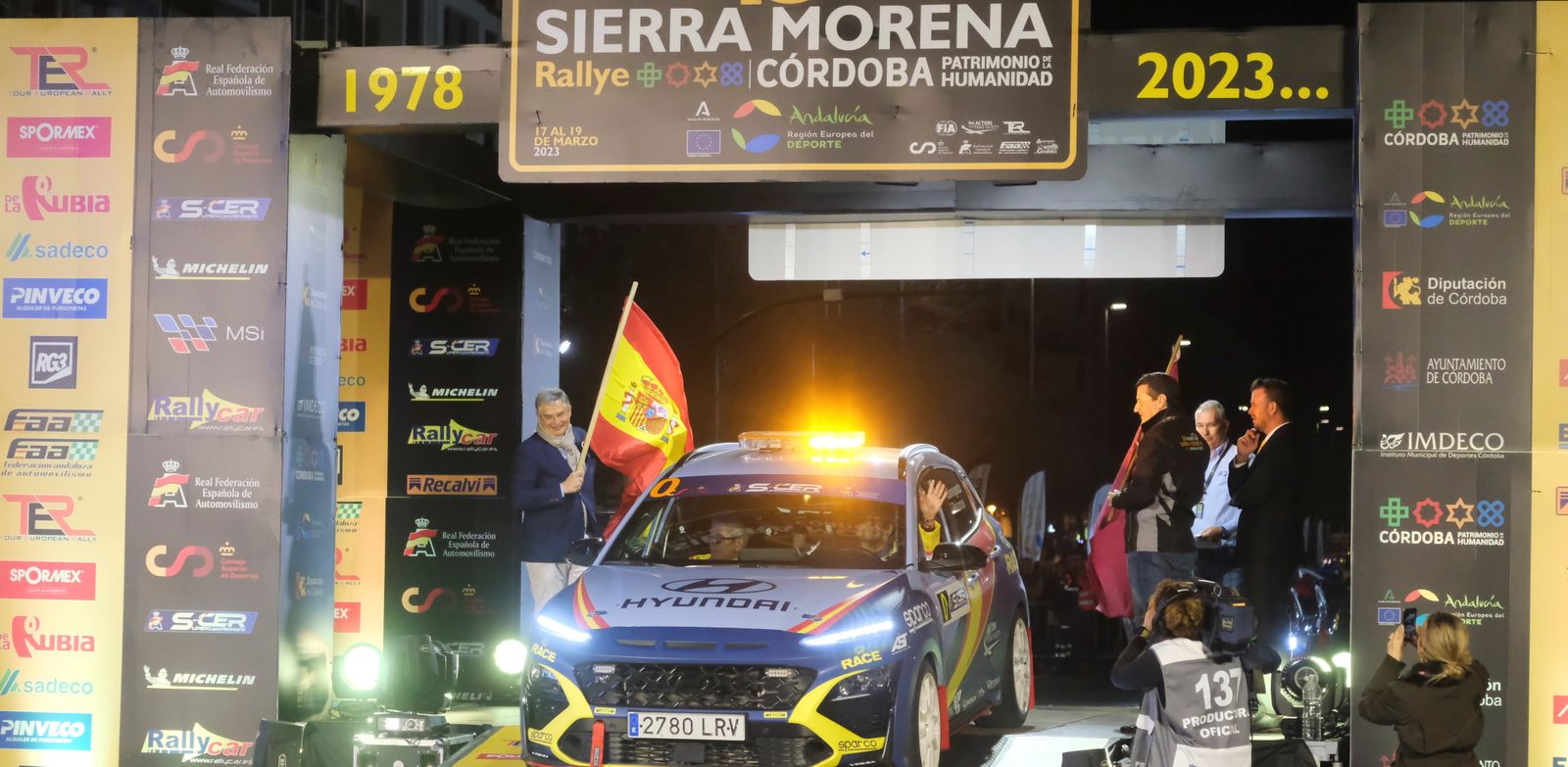 Imagen de la ceremonia de salida del Rallye Sierra Morena 2023.