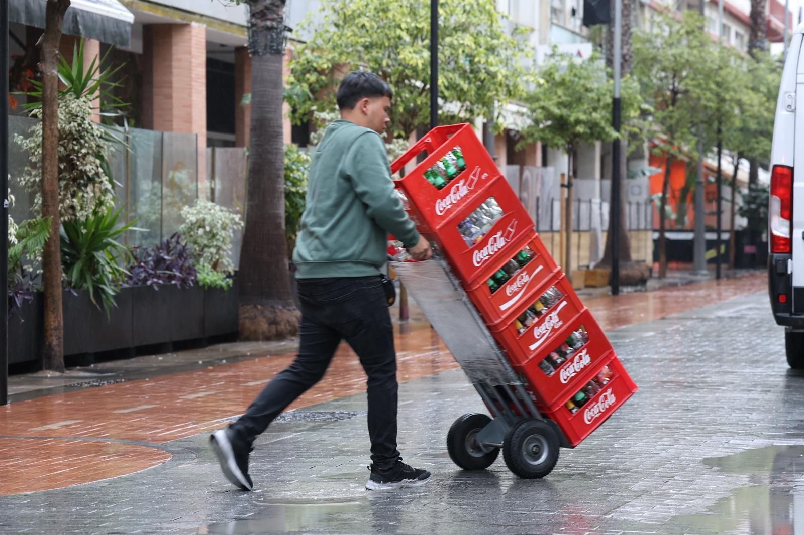 Un joven este martes en Huelva durante su jornada laboral.