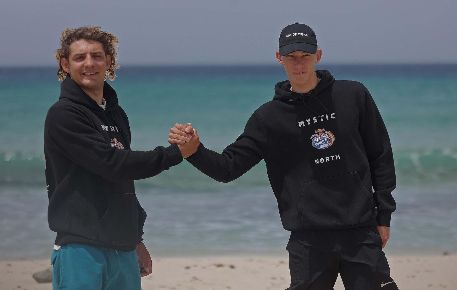Fotos de Lorenzo Casati y Valentin Hoenderop, participantes del Red Bull King of the Air Tarifa 2025