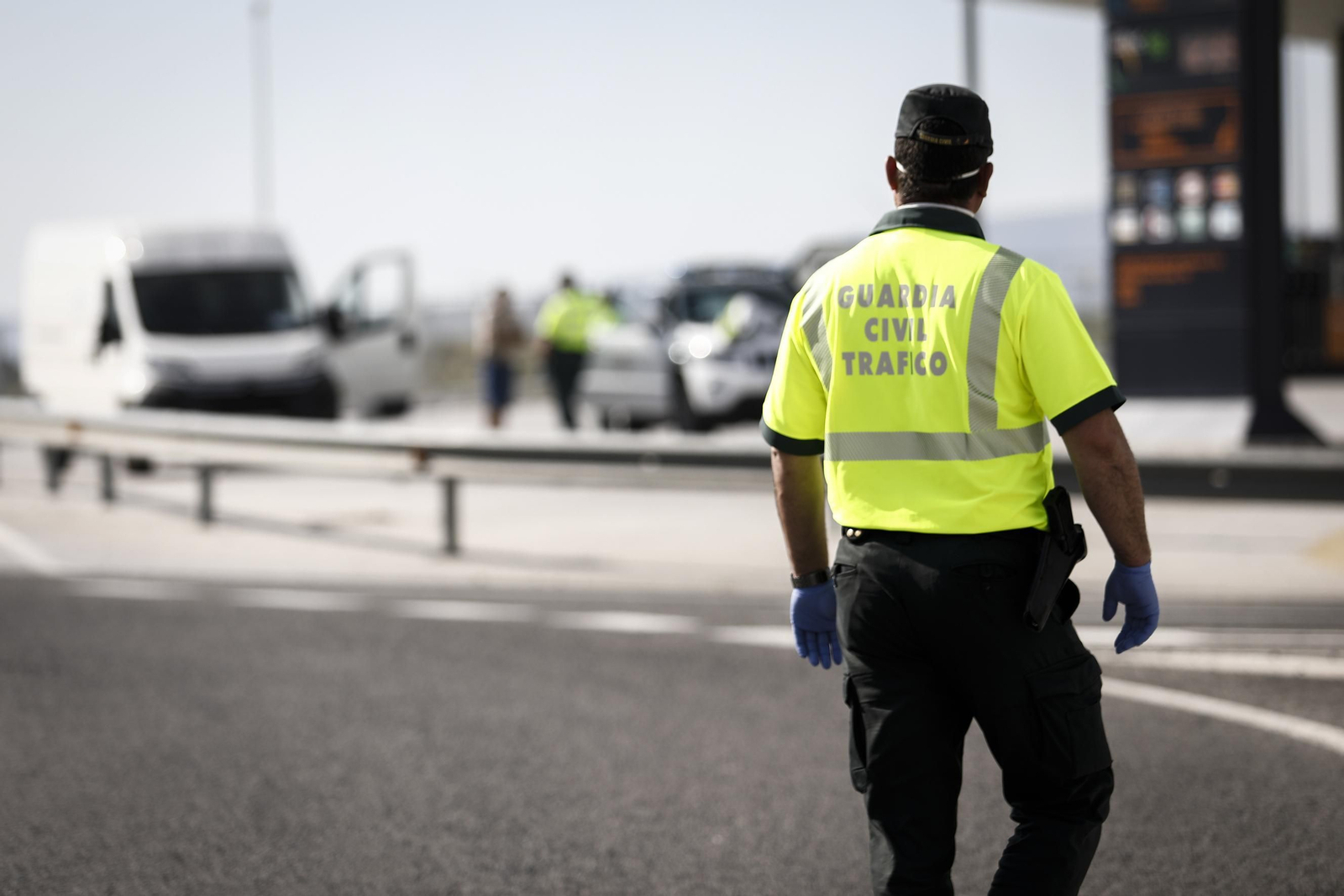 Un guardia civil, durante un control de carretera.