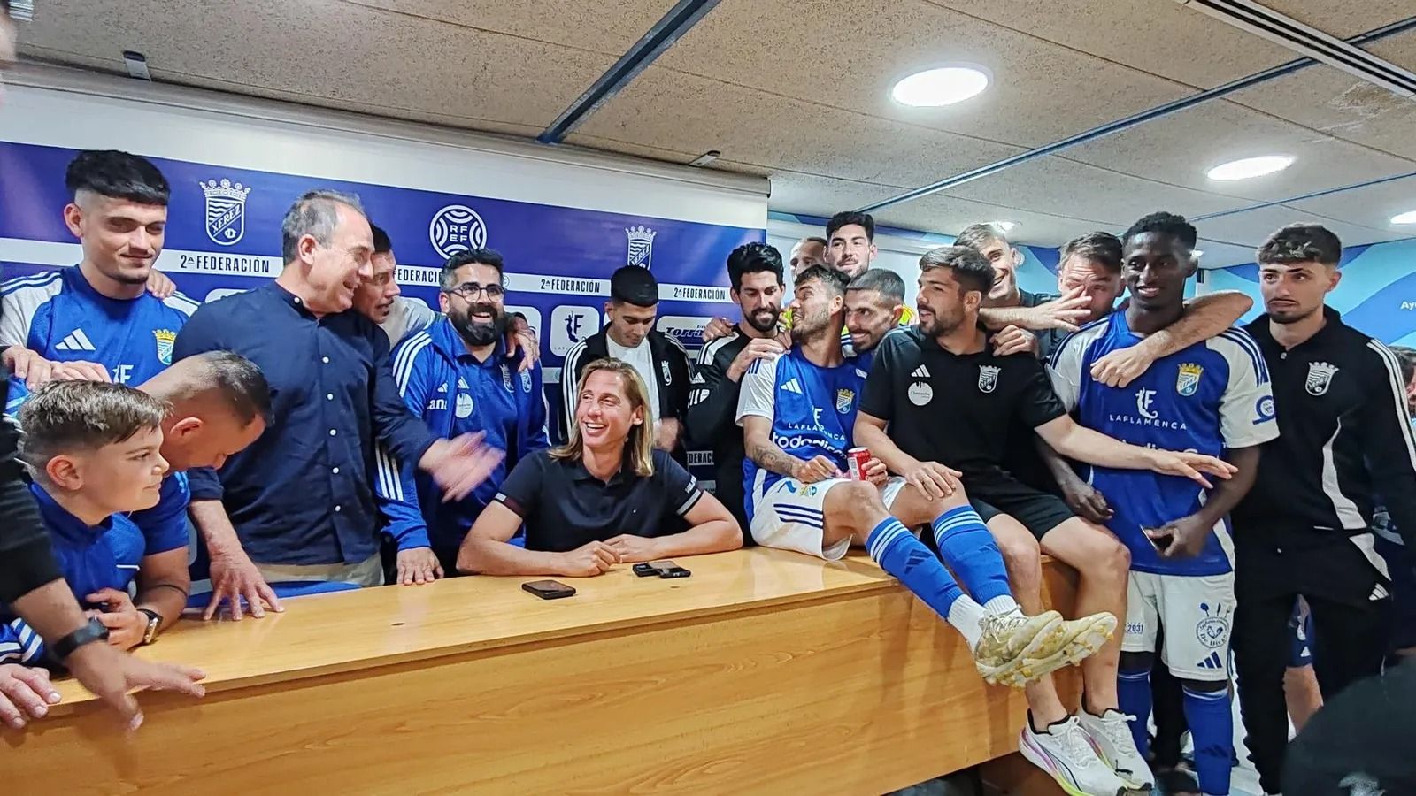 Checa, arropado por su plantilla y dirección deportiva en su última rueda de prensa como entrenador del Xerez CD.