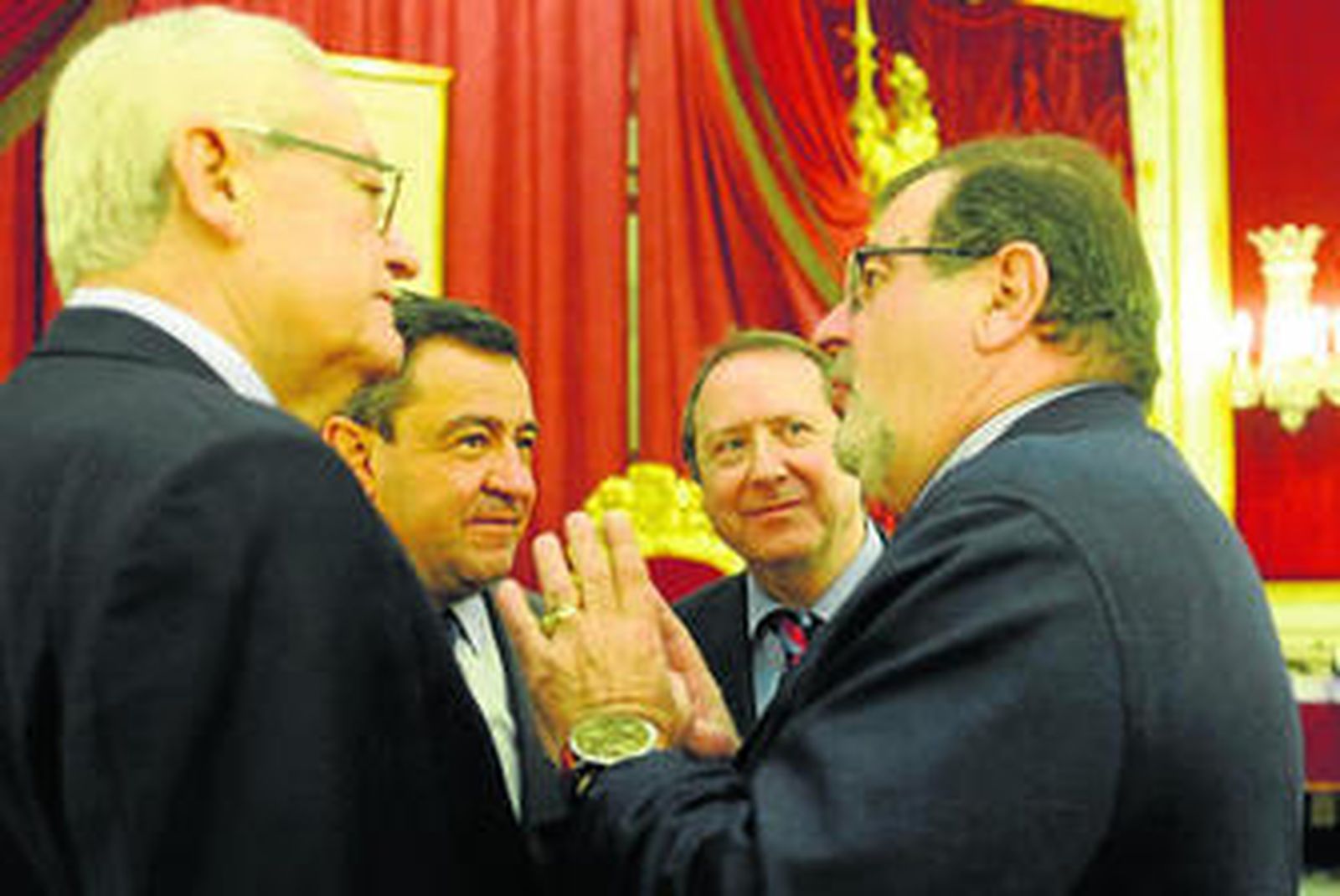 José Rodríguez de la Borbolla charla con Rafael Escuredo, José Loaiza y Juan Cano.