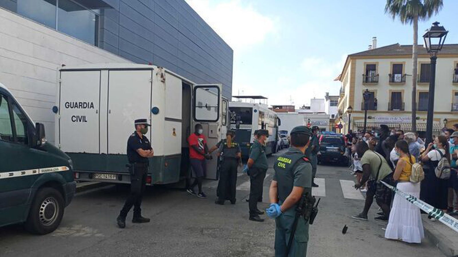 Uno de los arrestados por narcotráfico de la operación Colón, bajando del autobús en La Palma del Condado.