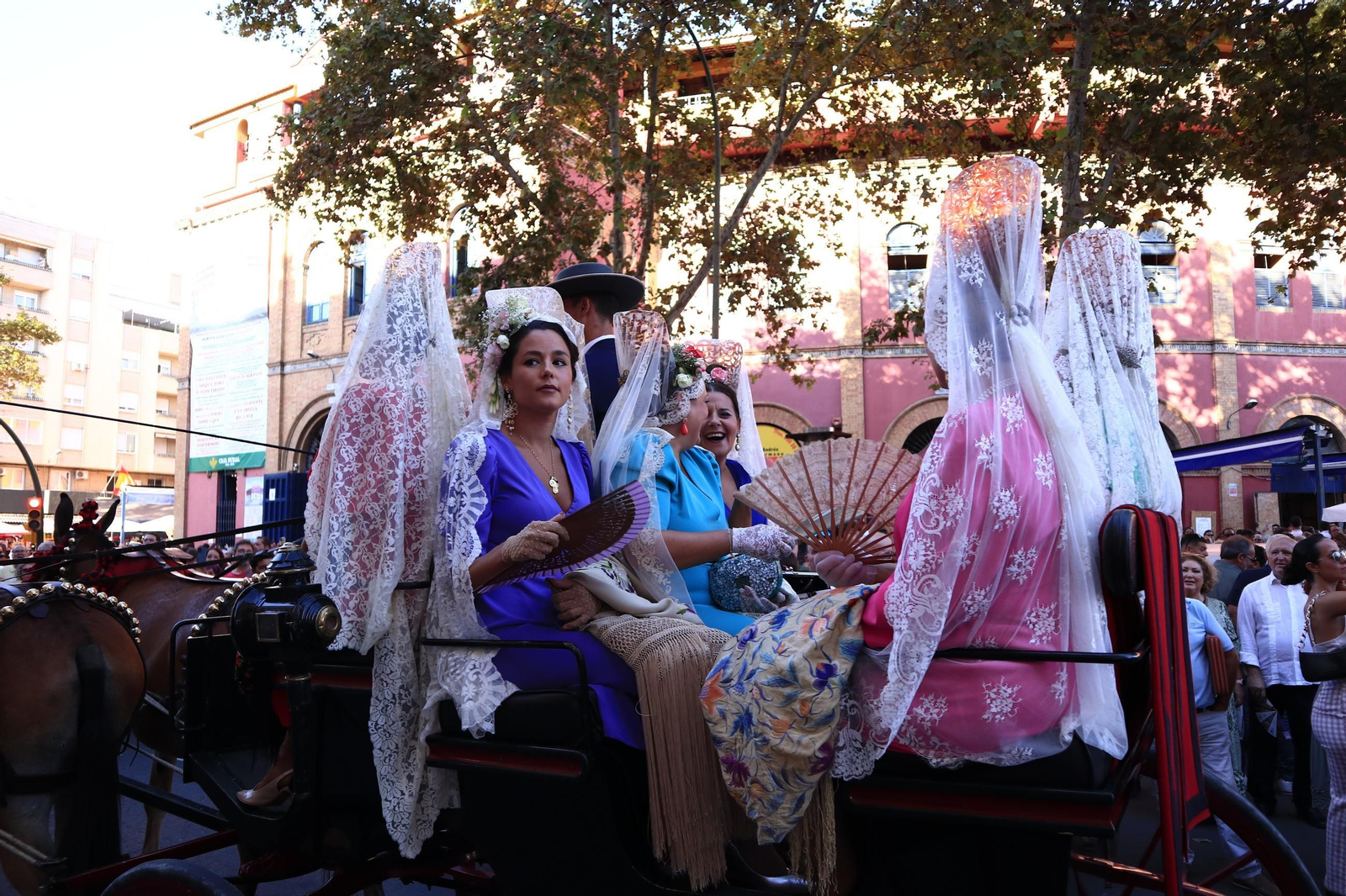 Imágenes de ambiente en el tercer día de toros en Huelva