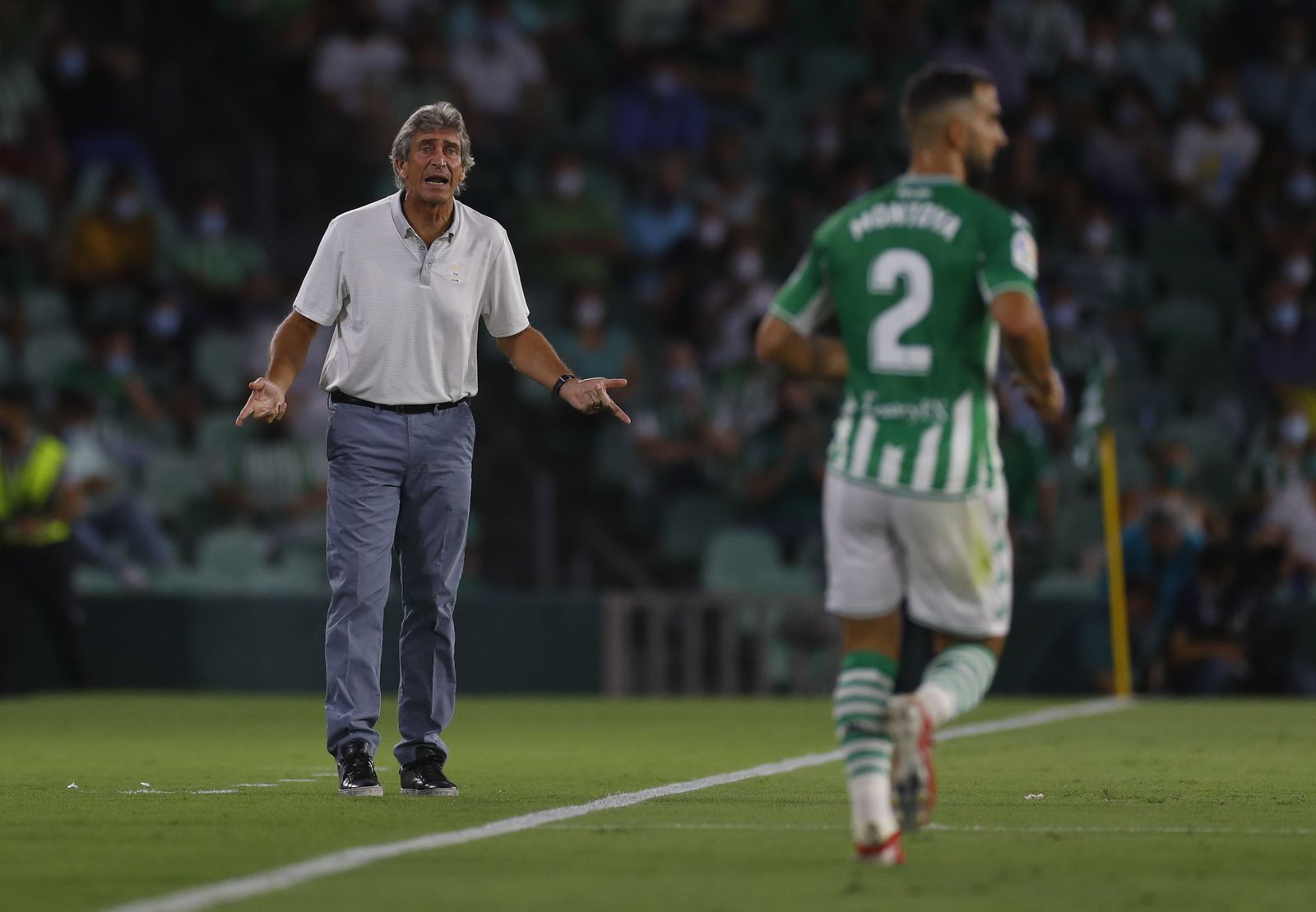 Pellegrini le pide explicaciones a Montoya durante un lance del encuentro ante el Cádiz.