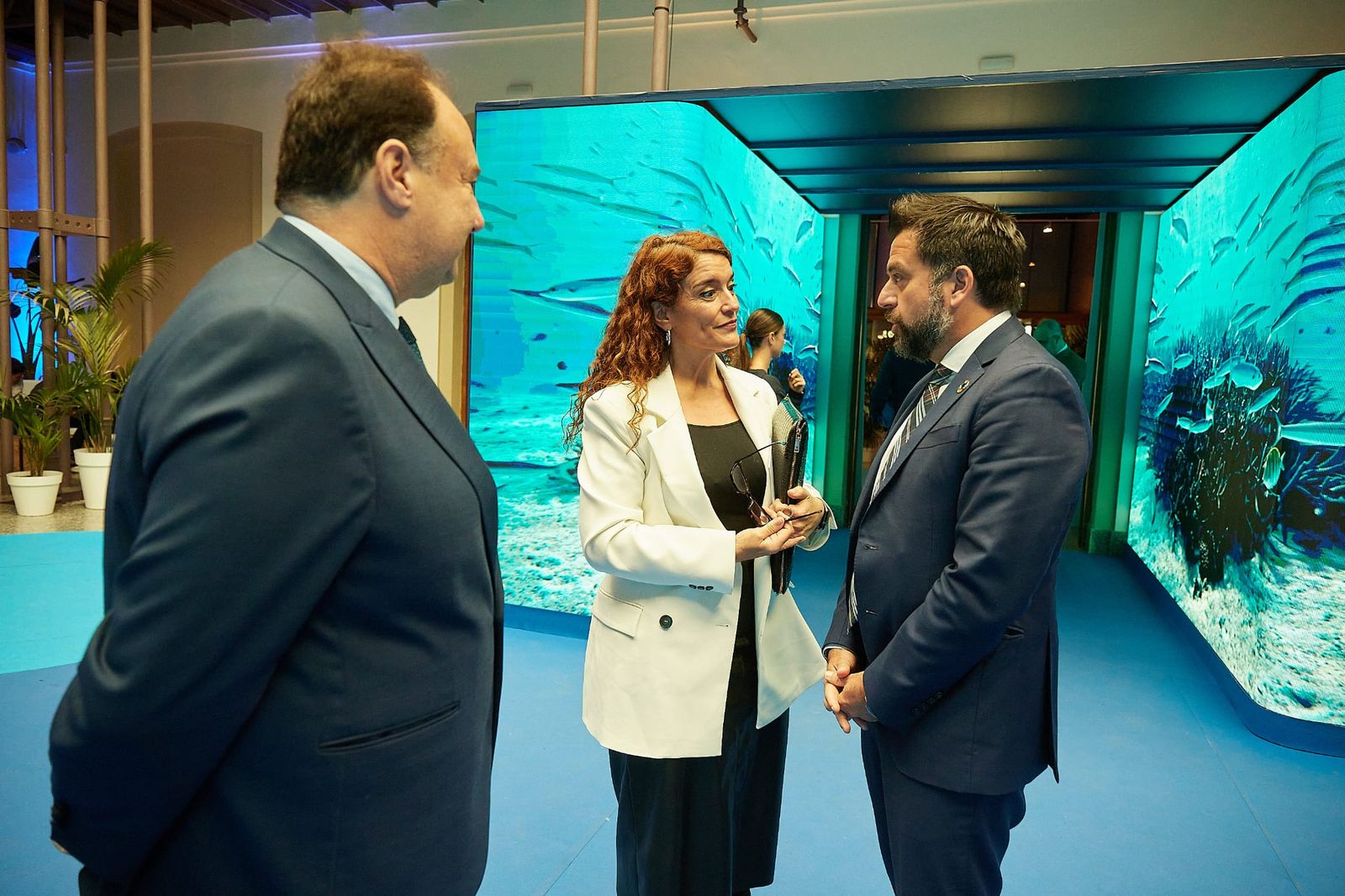 la secretaria general de Investigación del Ministerio de Ciencia, Innovación y Universidades, con el delegado de la Zona Franca y el rector de la UCA.