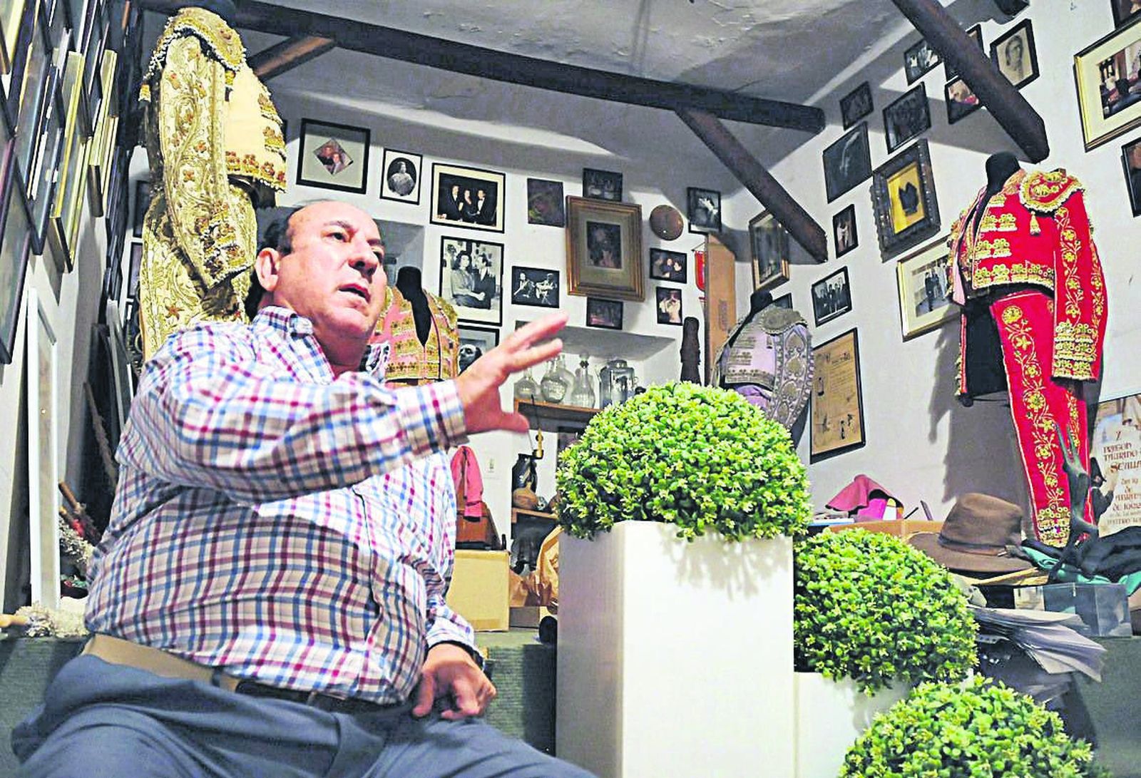 El pintor Juan Valdés, en una entrevista anterior, en su estudio.