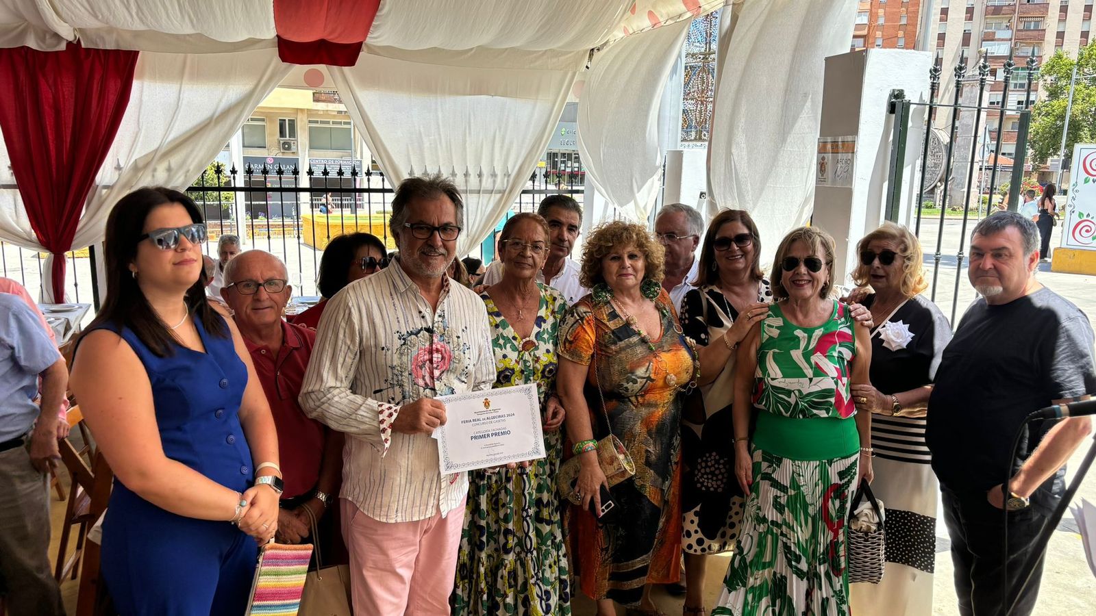 Socios de Los Buyitas recogen el primer premio del concurso de fachadas del Ayuntamiento.