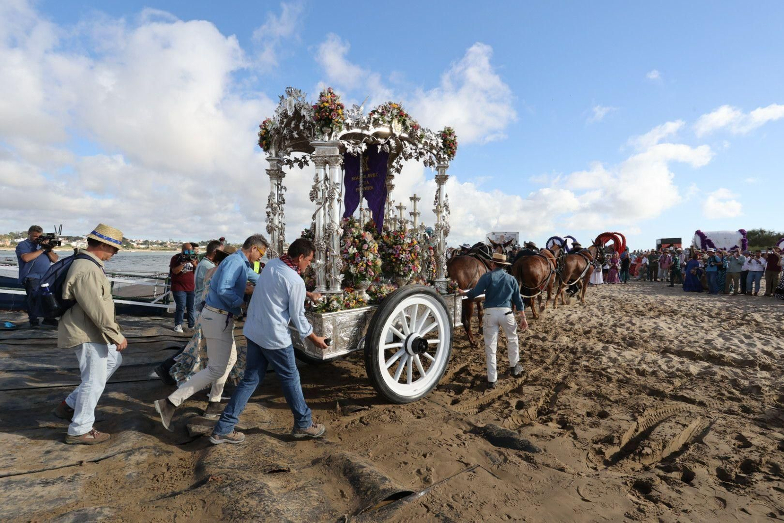 Imágenes del embarque de la Hermadad del Rocío de Jerez