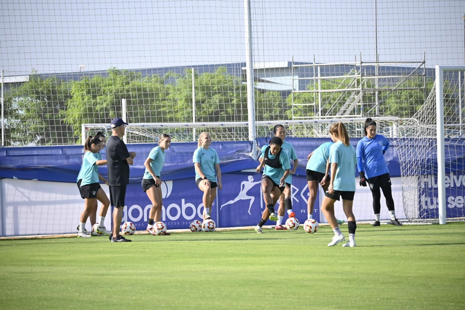 Entrenamiento del Sporting de Huelva a puertas abiertas, en imágenes