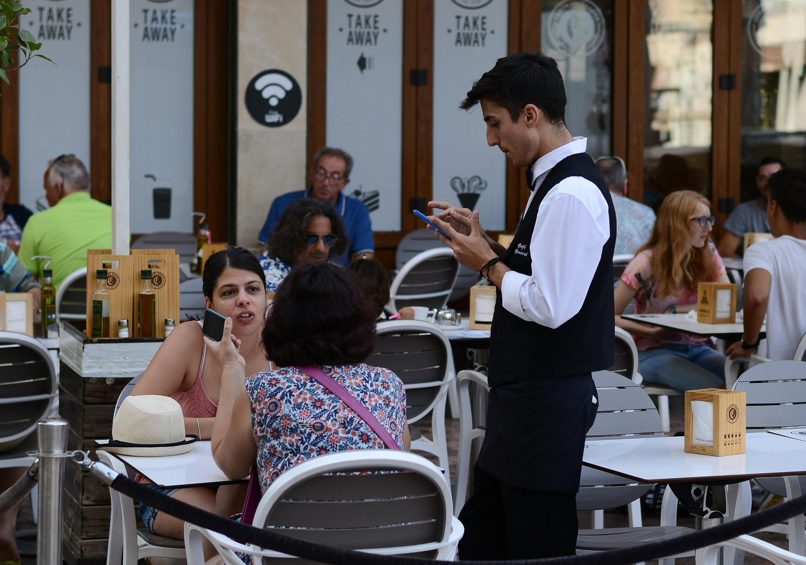 El sector servicios sigue tirando de la economía de la provincia.