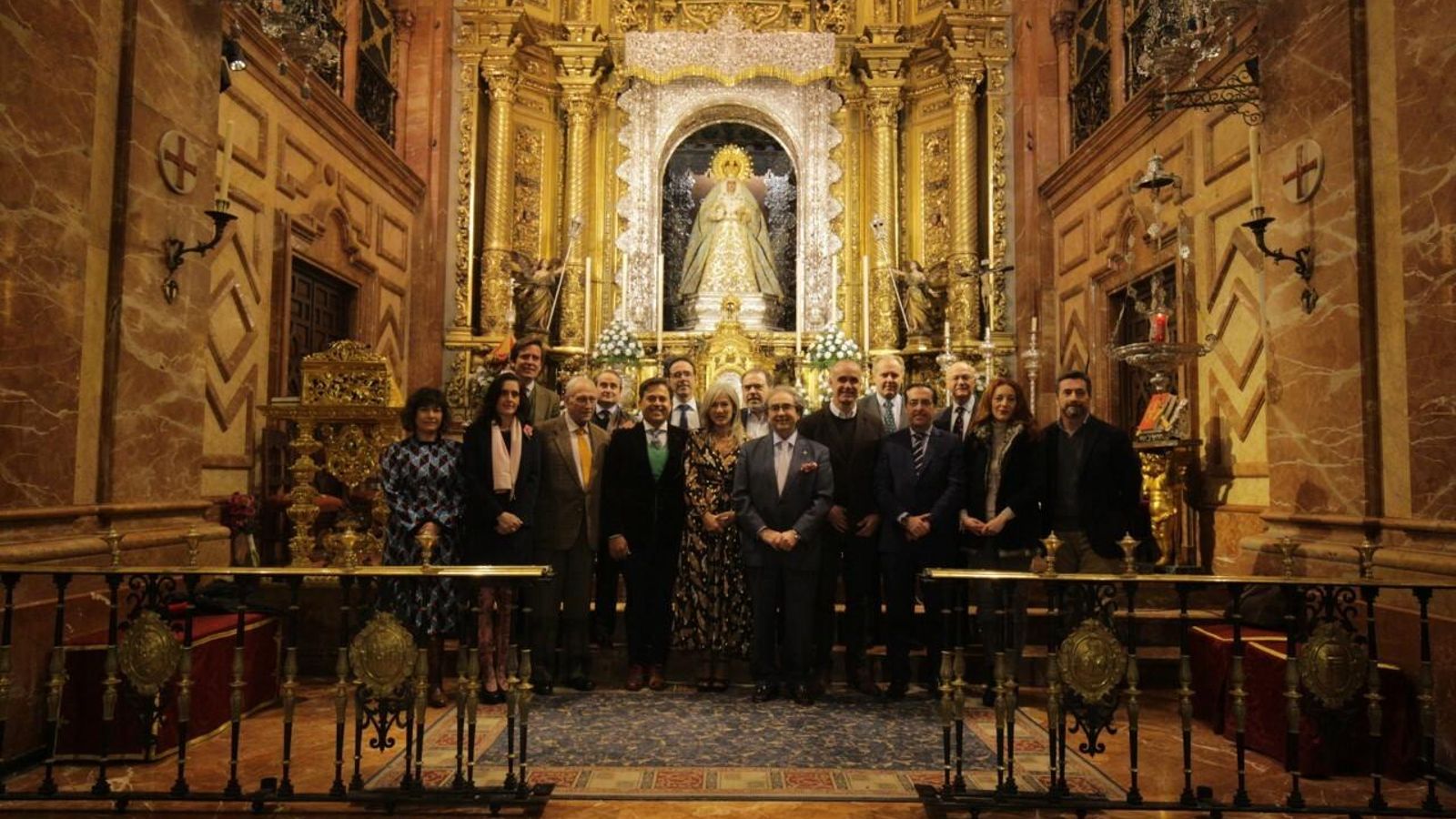 Foto de los implicados en el reconocimiento a Joselito ante la Virgen de la Esperanza.