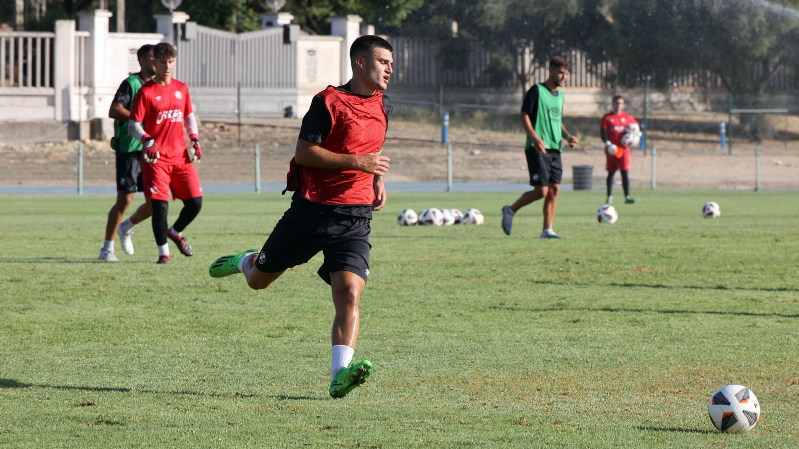 Imágenes del primer entrenamiento de pretemporada del Xerez DFC