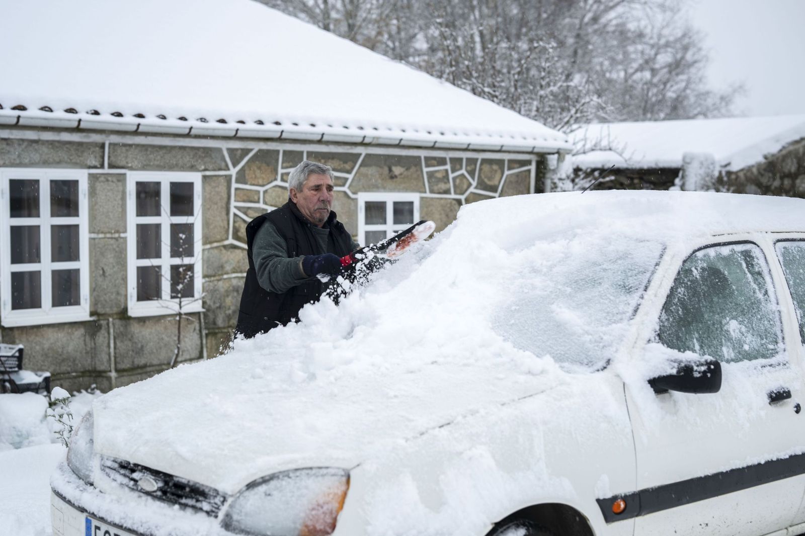 La nieve tiñe de blanco en norte de España