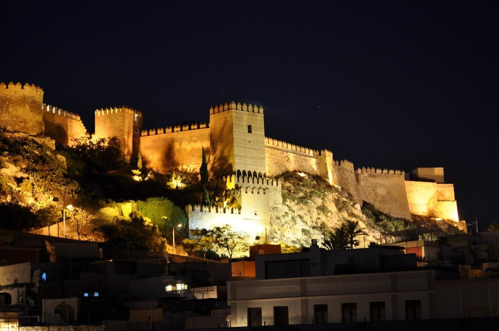La Alcazaba de Almería iluminada.