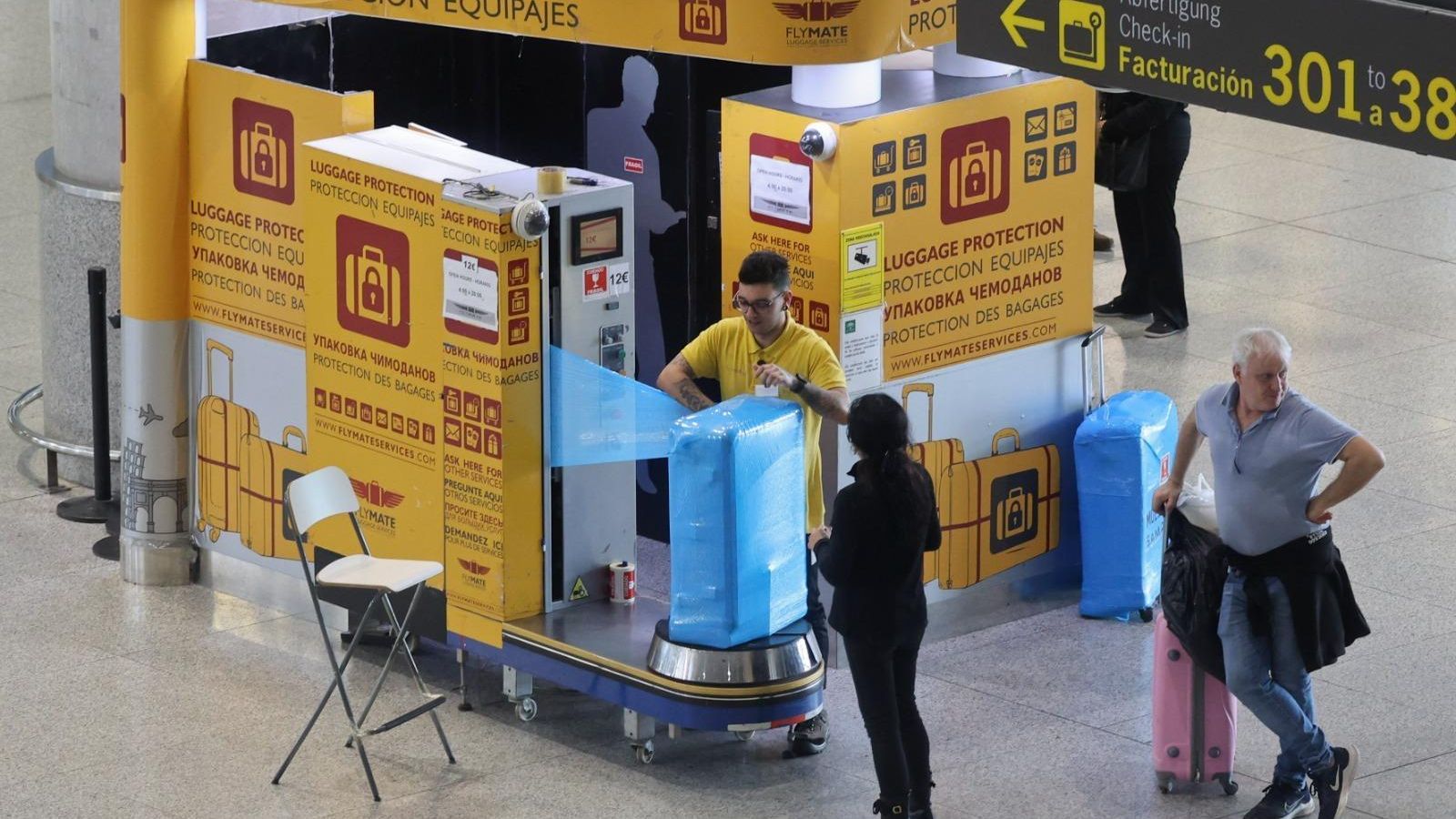 Una turista protegiendo su equipaje en el Aeropuerto de Málaga.