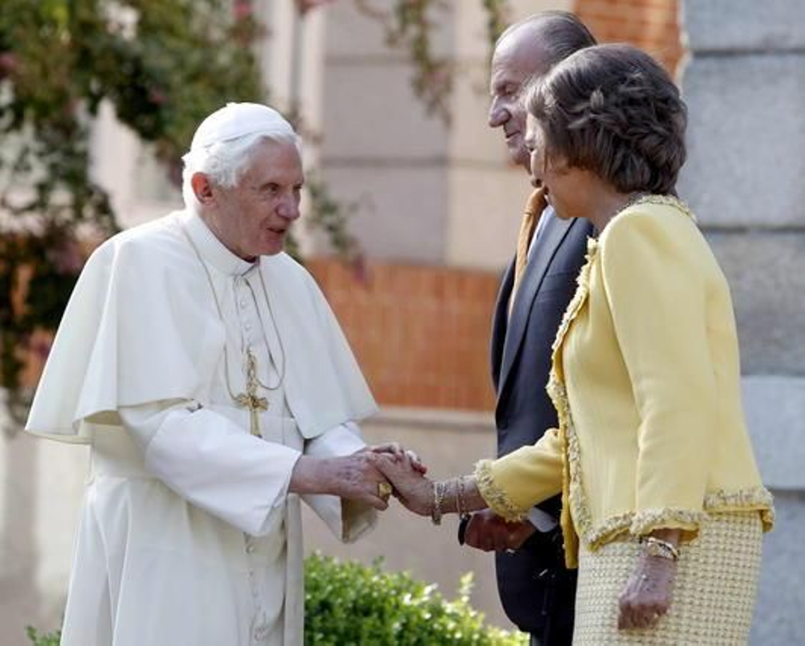 El papa ha sido recibido por los reyes, los príncipes de Asturias y la infanta Elena en el Palacio de la Zarzuela. 

Foto: EFE